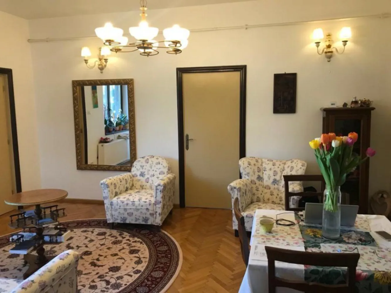 Apartament Floreasca 5 camere proprietar, pozitie superba arhitectura unica - Va propun spre vanzare un apartament cu 5 camere situat intr-o vila interbelica construita in anul 1941 pe una dintre cele mai frumoase si linistite strazi din cartierul Floreasca
Apartamentul este dispus pe un etaj intreg la etajul 1 intr-o vila p+2 retras 
Exclus agentii sau intermediari.
Curte libera 400 in care 108 mp sunt in proprietatea acestui apartament indiviziune comuna in care se regasesc brazi , trandafiri tei prun mar nuc cires cais 
Ca si anexe In proprietatea apartamentului intra 2 boxe la subsol, o camera de depozitare la etajul 2 si o treime din pod precum si spatii de depozitare la demisol+2 locuri de parcare

Vila are o arhitectura deosebita fiind proiectata de un architect Italian
Apartamentul a fost renovat integral pina la caramida in anul 2016 beneficiind de ultimele inovatii tehnologice
Astfel s-au schimbat integral circuitele electrice pe cupru in plus sau tras circuite suplimentare pentru prize , internet si cablu totul fiind marca ABB
Termopanele aplicate au fost din lemn de stejar de la firma Biowind, vopsea pereti Dulux 
Centrala termica Vaillant model 2016 calorifere Kermi Germania incalzire in pardoseala la baie
Usile interioare din lemn masiv au fost reconditionate pastrand eleganta ambientala de altadata
Usa de la intrare din lemn de stejar masiv cu sculpturi applicate , scara renovate lumina pe senzori interfon
Gresie si faianta Marazzi si FAP Ceramiche
Obiecte sanitare Vileroy and Boch , Hansgrohe
Parchetul de stejar a fost reconditionat in totalitate
Pozitia apartamentului de aceste dimensiuni este unica in cartierul Floreasca cu vedere superba inconjurat de verdeata pomi si pasari .practic este situat intre doua parcuri cu vedere la City of Bucharest 
Structura de rezistenta stalpi de beton , plansee de beton , peretii de caramida grosime 60 cm 
Apartamentul este inconjurat de 3 balcoane mari 
Strada este cu sens unic si foarte rar tranzitata datorita amplasarii sensului
Nu are risc seismic , legea112 sau alte vicii de natura legala 
Apartamentul se vinde nemobilat timp eliberare 2 luni
Nu colaborez cu agentii .
