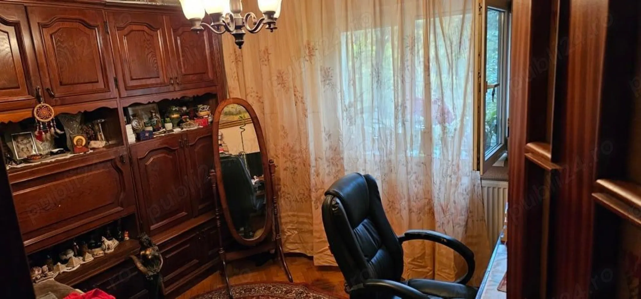 Apartament 4 camere, decomandat. Sector 1 - Vand apartament, strada Iani Buzoiani 1, Bl. 16A, având 4 camere si vedere spre parcul Ragina Maria, decomandat, etaj 2 10, usa metalica, parchet lemn masiv in fiecare camera, gresie, faianta, geamuri termopan, tamplarie Gealan cu sprosuri, centrala proprie cu contract la zi Romstal cu calorifere in fiecare camera si cu incalzire in pardoseala pe holuri si in bucatarie, doua balcoane (unul cu vedere catre parc si verdeata, al doilea cu vedere in spatele blocului), doua aere conditionate (unul in dormitorul matrimonial si celalalt pe hol), doua bai (una cu cada jacuzzi si cealalta are cabina dus cu hidromasaj si radio), dressing, interfon. Apartamentul este prevazut cu alarma cu senzori (monitorizare si interventie Nei Guard). Zona este linistita,langa parcul Regina Maria, Scoala la 3 minute de mers pe jos; 1 min. de statia tramvaiului 41 si 5 min. de metrou Crangasi, 10 min. de Gara de Nord, 10 min. Parcul Herastrau, 10 min. Piata Victoriei Blocul, construit in 1981, a fost reabilitat, renovat,inlocuit ascensorul, etc., acum doi ani (2022,). Proprietar! Vă așteptăm la vizionat. Merită!