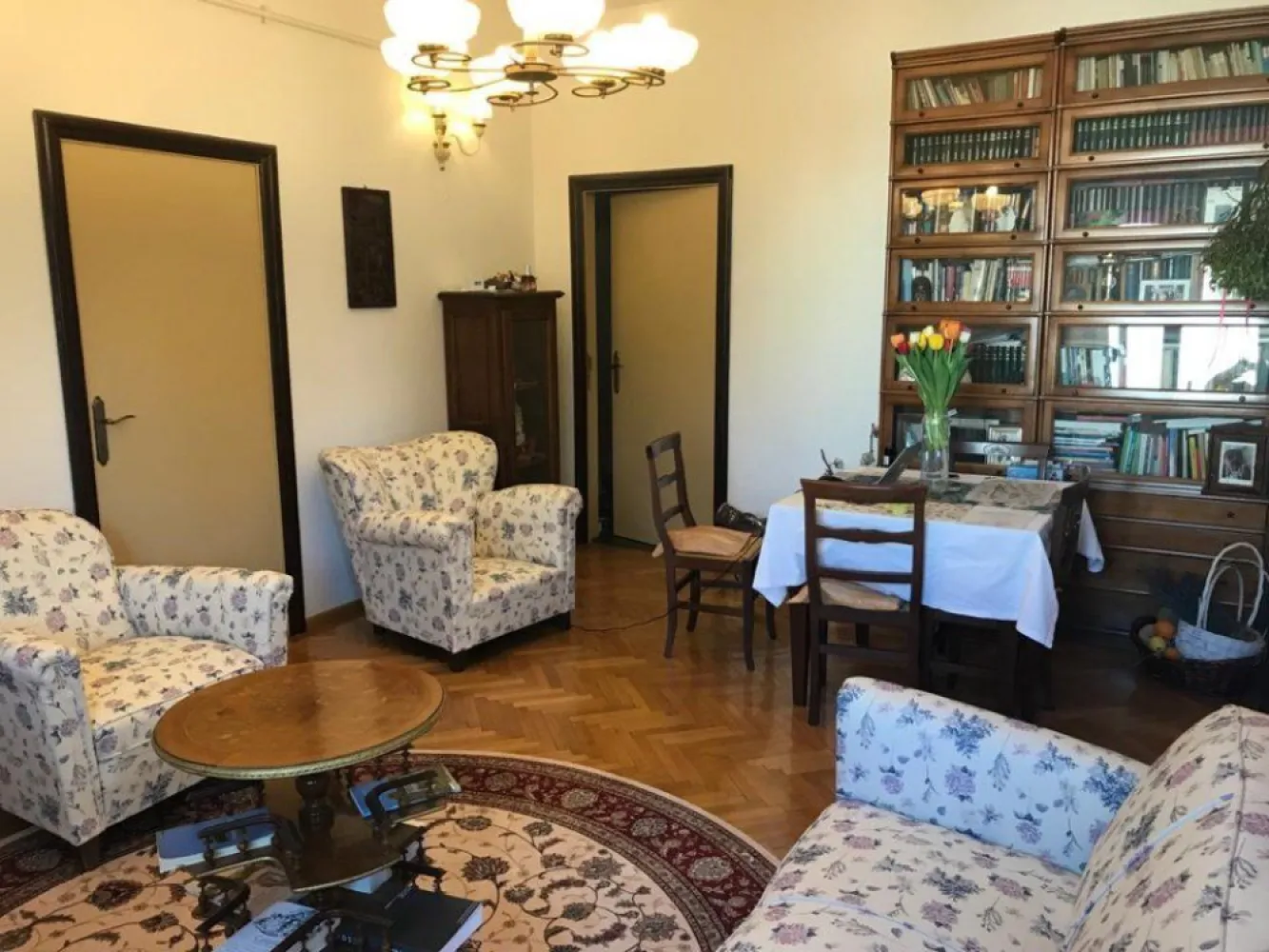 Apartament Floreasca 5 camere proprietar, pozitie superba arhitectura unica - Va propun spre vanzare un apartament cu 5 camere situat intr-o vila interbelica construita in anul 1941 pe una dintre cele mai frumoase si linistite strazi din cartierul Floreasca
Apartamentul este dispus pe un etaj intreg la etajul 1 intr-o vila p+2 retras 
Exclus agentii sau intermediari.
Curte libera 400 in care 108 mp sunt in proprietatea acestui apartament indiviziune comuna in care se regasesc brazi , trandafiri tei prun mar nuc cires cais 
Ca si anexe In proprietatea apartamentului intra 2 boxe la subsol, o camera de depozitare la etajul 2 si o treime din pod precum si spatii de depozitare la demisol+2 locuri de parcare

Vila are o arhitectura deosebita fiind proiectata de un architect Italian
Apartamentul a fost renovat integral pina la caramida in anul 2016 beneficiind de ultimele inovatii tehnologice
Astfel s-au schimbat integral circuitele electrice pe cupru in plus sau tras circuite suplimentare pentru prize , internet si cablu totul fiind marca ABB
Termopanele aplicate au fost din lemn de stejar de la firma Biowind, vopsea pereti Dulux 
Centrala termica Vaillant model 2016 calorifere Kermi Germania incalzire in pardoseala la baie
Usile interioare din lemn masiv au fost reconditionate pastrand eleganta ambientala de altadata
Usa de la intrare din lemn de stejar masiv cu sculpturi applicate , scara renovate lumina pe senzori interfon
Gresie si faianta Marazzi si FAP Ceramiche
Obiecte sanitare Vileroy and Boch , Hansgrohe
Parchetul de stejar a fost reconditionat in totalitate
Pozitia apartamentului de aceste dimensiuni este unica in cartierul Floreasca cu vedere superba inconjurat de verdeata pomi si pasari .practic este situat intre doua parcuri cu vedere la City of Bucharest 
Structura de rezistenta stalpi de beton , plansee de beton , peretii de caramida grosime 60 cm 
Apartamentul este inconjurat de 3 balcoane mari 
Strada este cu sens unic si foarte rar tranzitata datorita amplasarii sensului
Nu are risc seismic , legea112 sau alte vicii de natura legala 
Apartamentul se vinde nemobilat timp eliberare 2 luni
Nu colaborez cu agentii .