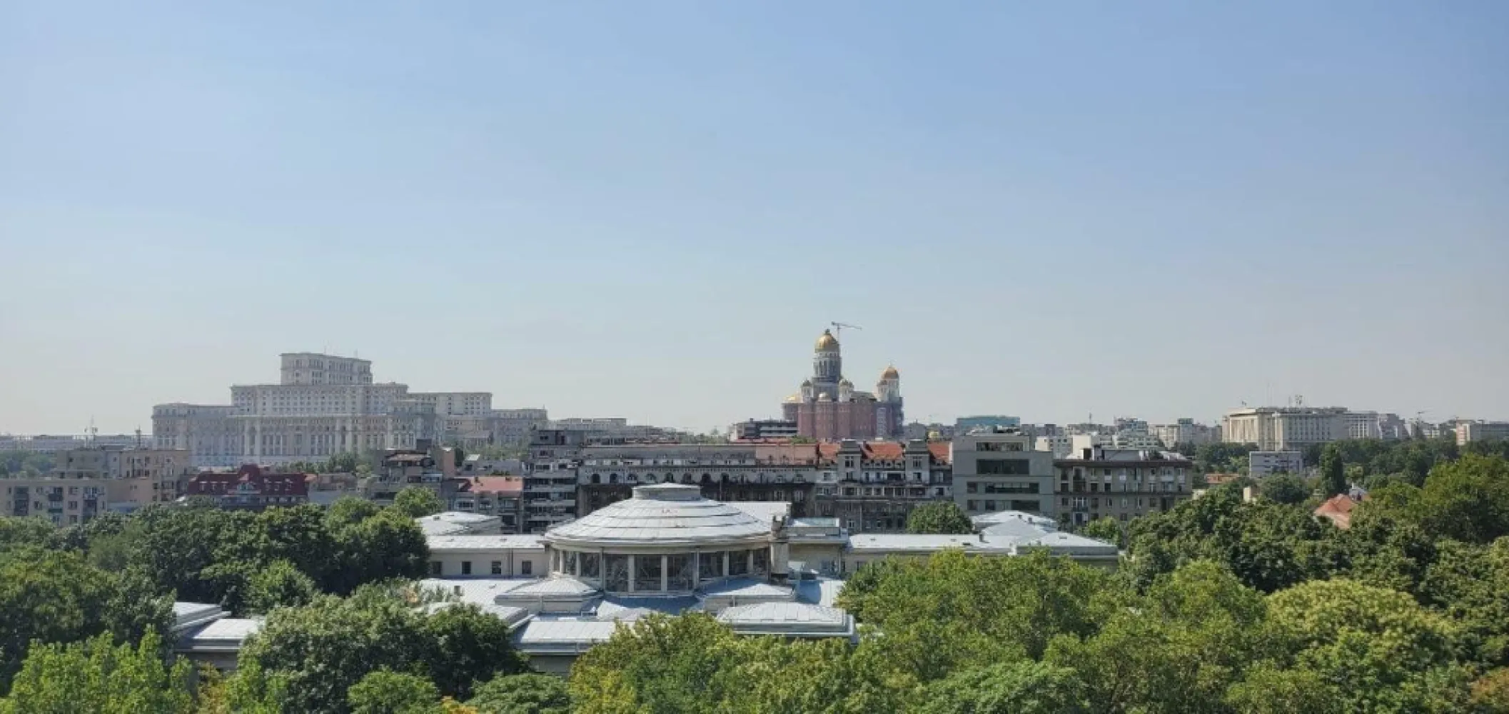 Penthouse lux ultracentral etaj 7 Opera Cotroceni - Penthouse 300 mp plus terasa deasupra de 200 mp cu vederi spectaculoase asupra Bucurestiului.
Spatiul este necompartimentat si poate fi amenajat la cerere.