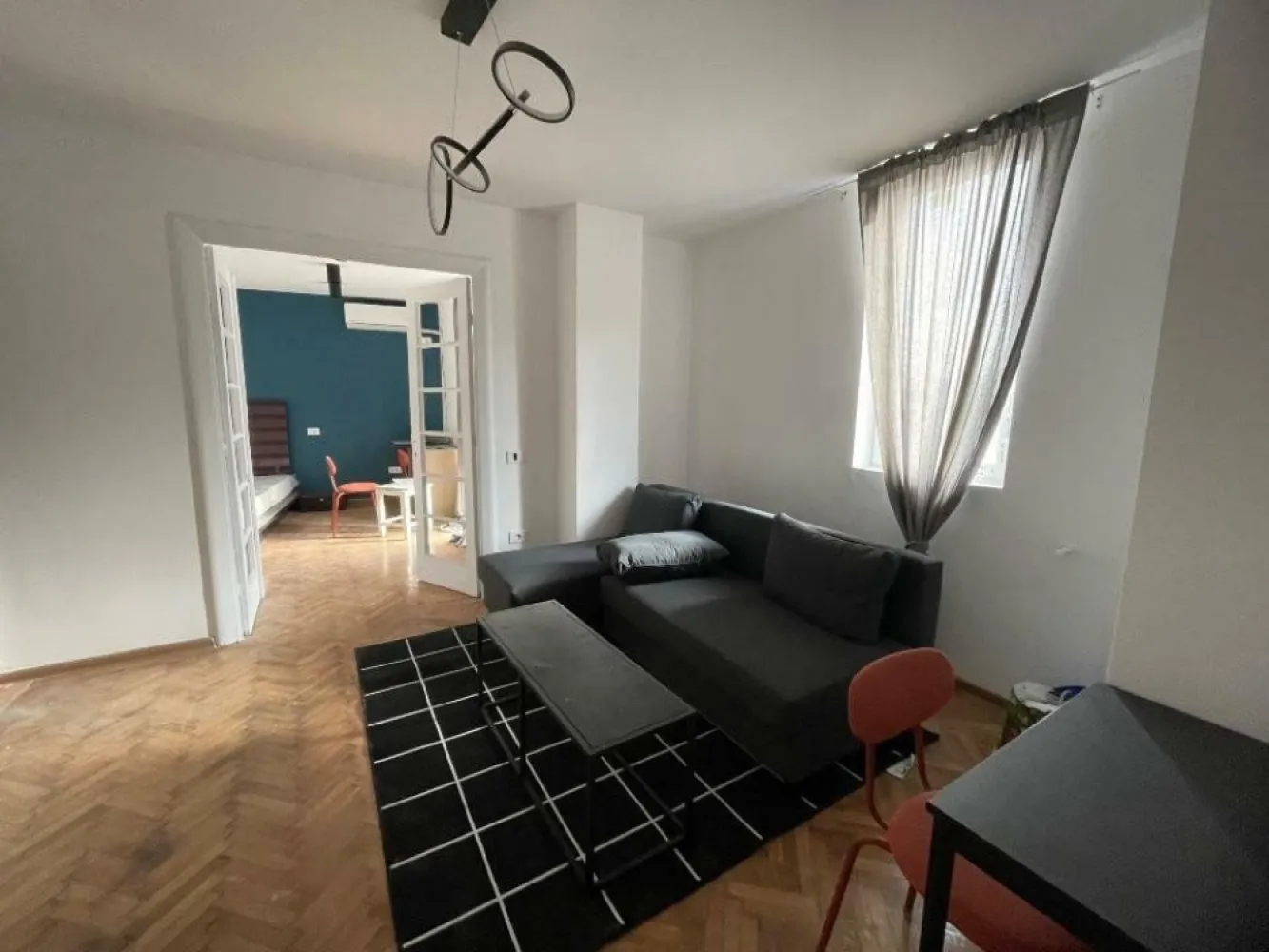 Etaj integral de vanzare in inima Capitalei 5m de la metrou - Etaj integral de vanzare , in locatia superb, in fata hotelului Grand Boutique Hotel.

 whatsapp

Etajul care oferim de vanzare azi , este imparţit la 2 proprietăţi diferite, cu nr. cadastru diferit in fiecare care dintre ei care sa fac de fapt 2 apartamente, 

Apartament 1 este conform din 2 camere , bucătărie, wc, ac, sufragerie, 2 balcoane , mobilat utilat si renovat complet cu toate ce este necesare sa - move in !

Apartament 2 este conform din 2 studiouri, unităţi de vacanţă care o sa fie in mod de Airbnb , mobilat şi renovat complet !

,Studio A- chirie 320â‚Ź / luna 
Studio B- chirie 350â‚Ź / luna 
Apartment 2 rooms chirie 550â‚Ź/ luna 

1,220â‚Ź / luna 

Exista posibilitatea sa fac un lift cu cost de 5,000-10,000â‚Ź