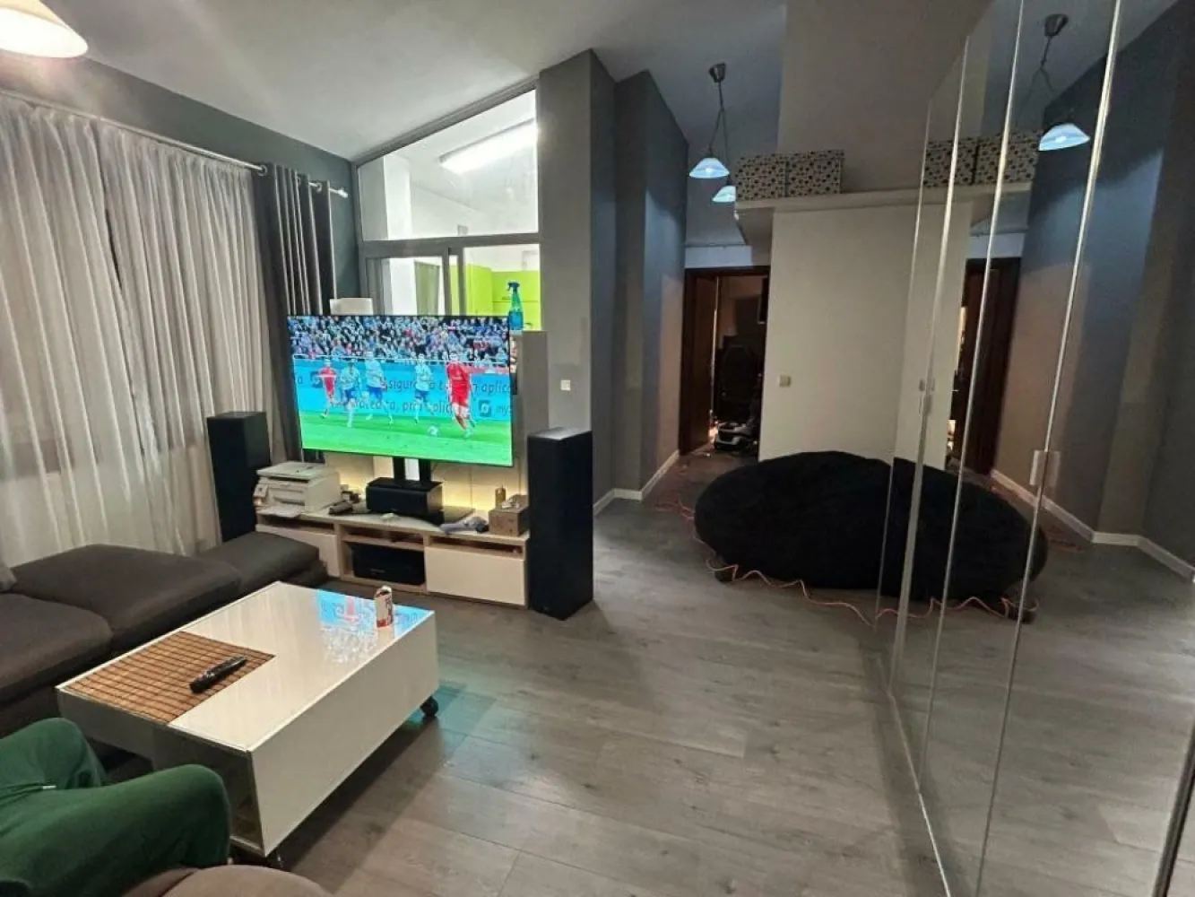Apartament modern cu 2 camere de vânzare [PROPRIETAR] - Bună! Sunt proprietarul acestui apartament minunat, situat în Complexul Felicity, o locaţie de vis lângă Pădurea Băneasa. Dacă eşti în căutarea unui loc care îmbină confortul modern cu liniştea naturii, ai găsit locul potrivit!

Detalii apartament:
Suprafaţă: 60 mÂ˛

Camere: 2 (un dormitor primitor şi un living spaţios)

Baie: 1

Etaj: 5 într-o clădire modernă, cu finisaje de cea mai înaltă calitate

Elemente speciale:
Terase generoase: Două terase superbe de 43 mÂ˛ şi 9 mÂ˛, perfecte pentru momente de relaxare şi recreere.

Locuri de parcare: 2 locuri de parcare subterane, asigurând siguranţă şi confort.

Facilităţi:
Sistem de climatizare

Încălzire centrală

Acces la toate facilităţile complexului: piscine, spa şi săli de sport

Locaţie:
Apartamentul are o amplasare excelentă, aproape de pădure, oferindu-ţi şansa de a te bucura de natură în fiecare zi. În vecinătate se găsesc magazine (Mall Baneasa) , Academia de Politie, Ambasada Americii, complex Stejarii, etcâ€Ś

Preţ: 120.000 EUR negociabil

Nu rata ocazia de a deveni proprietarul acestui apartament minunat, ideal pentru un stil de viaţă modern şi confortabil! Contactează-mă pentru a programa o vizionare şi pentru a descoperi farmecul acestui spaţiu!