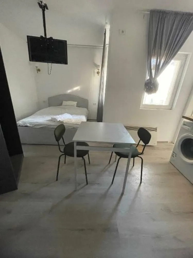 Etaj integral de vanzare in inima Capitalei 5m de la metrou - Etaj integral de vanzare , in locatia superb, in fata hotelului Grand Boutique Hotel.

 whatsapp

Etajul care oferim de vanzare azi , este imparţit la 2 proprietăţi diferite, cu nr. cadastru diferit in fiecare care dintre ei care sa fac de fapt 2 apartamente, 

Apartament 1 este conform din 2 camere , bucătărie, wc, ac, sufragerie, 2 balcoane , mobilat utilat si renovat complet cu toate ce este necesare sa - move in !

Apartament 2 este conform din 2 studiouri, unităţi de vacanţă care o sa fie in mod de Airbnb , mobilat şi renovat complet !

,Studio A- chirie 320â‚Ź / luna 
Studio B- chirie 350â‚Ź / luna 
Apartment 2 rooms chirie 550â‚Ź/ luna 

1,220â‚Ź / luna 

Exista posibilitatea sa fac un lift cu cost de 5,000-10,000â‚Ź