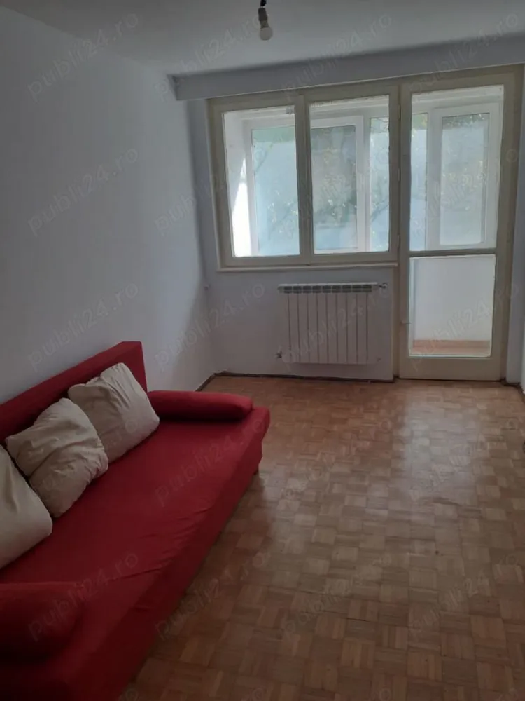 Apartament 3 camere de vanzare pe Bd. Dimitrie Cantemir - Proprietar, vand apartament de 3 camere decomandat, situat pe Bd. Dimitrie Cantemir, în apropierea intersecției cu Bd. Marasesti.

Blocul nu este încadrat în nici un grad de risc și este reabilitat termic.

Imobilul este stradal, dar apartamentul are vedere din laterala, fiind ferit de zgomotul bulevardului. Camera de zi și unul din dormitoare sunt spre vest, iar restul locuinței spre sud. Baia si bucataria au geam mare, astfel ca se poate aerisi foarte bine. Apartamentul este la etajul 3 7.

Suprafata utila totala este de 60,42mp, excluzand suprafețele balcoanelor.
Apartamentul are asigurare obligatorie PAD și certificat energetic clasa A.

Apartamentul este recent renovat și are de asemenea numeroase îmbunătățiri cum ar fi: centrala termica proprie si hol extins care serveste ca zona de dining.
Bucataria este dotata cu centrala termica proprie, plita inox, masina de spalat vase, frigider inox și mobila de bucatarie executata la comanda.
Sufrageria este îmbunătățită cu izolatie in interior și contine aparat de aer conditionat. Holul extins este anti-fonat, și este astfel perfect pentru dining. Usa de intrare este dublata pentru extra siguranta (marca Gardesa) si este de asemenea anti-fonica.
Cele doua dormitoare au balcoane închise cu geam termopan.

Imobilul este la aproximativ 10 și 3 minute de stația de metrou Unirii și Tineretului, precum și de parcurile Tineretului și Carol.
În apropiere se afla Scoala Generala 79, C.N. Ion Creanga, C.N. Sincai.

Pentru detalii sau vizionari va stăm cu drag la dispoziție la nr de telefon: .