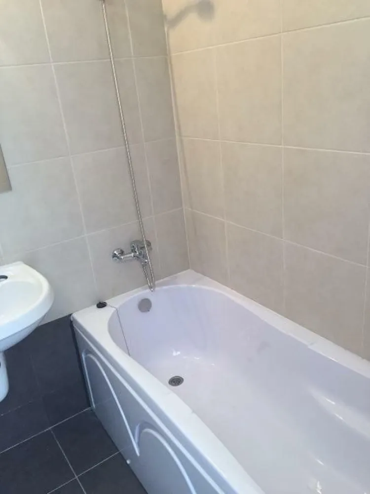 Apartament modern cu 2 camere de vânzare [PROPRIETAR] - Bună! Sunt proprietarul acestui apartament minunat, situat în Complexul Felicity, o locaţie de vis lângă Pădurea Băneasa. Dacă eşti în căutarea unui loc care îmbină confortul modern cu liniştea naturii, ai găsit locul potrivit!

Detalii apartament:
Suprafaţă: 60 mÂ˛

Camere: 2 (un dormitor primitor şi un living spaţios)

Baie: 1

Etaj: 5 într-o clădire modernă, cu finisaje de cea mai înaltă calitate

Elemente speciale:
Terase generoase: Două terase superbe de 43 mÂ˛ şi 9 mÂ˛, perfecte pentru momente de relaxare şi recreere.

Locuri de parcare: 2 locuri de parcare subterane, asigurând siguranţă şi confort.

Facilităţi:
Sistem de climatizare

Încălzire centrală

Acces la toate facilităţile complexului: piscine, spa şi săli de sport

Locaţie:
Apartamentul are o amplasare excelentă, aproape de pădure, oferindu-ţi şansa de a te bucura de natură în fiecare zi. În vecinătate se găsesc magazine (Mall Baneasa) , Academia de Politie, Ambasada Americii, complex Stejarii, etcâ€Ś

Preţ: 120.000 EUR negociabil

Nu rata ocazia de a deveni proprietarul acestui apartament minunat, ideal pentru un stil de viaţă modern şi confortabil! Contactează-mă pentru a programa o vizionare şi pentru a descoperi farmecul acestui spaţiu!