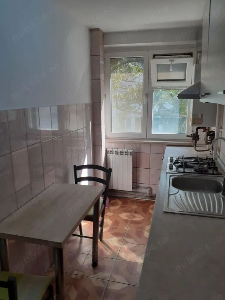 Apartament 3 camere de vanzare pe Bd. Dimitrie Cantemir - Proprietar, vand apartament de 3 camere decomandat, situat pe Bd. Dimitrie Cantemir, în apropierea intersecției cu Bd. Marasesti.

Blocul nu este încadrat în nici un grad de risc și este reabilitat termic.

Imobilul este stradal, dar apartamentul are vedere din laterala, fiind ferit de zgomotul bulevardului. Camera de zi și unul din dormitoare sunt spre vest, iar restul locuinței spre sud. Baia si bucataria au geam mare, astfel ca se poate aerisi foarte bine. Apartamentul este la etajul 3 7.

Suprafata utila totala este de 60,42mp, excluzand suprafețele balcoanelor.
Apartamentul are asigurare obligatorie PAD și certificat energetic clasa A.

Apartamentul este recent renovat și are de asemenea numeroase îmbunătățiri cum ar fi: centrala termica proprie si hol extins care serveste ca zona de dining.
Bucataria este dotata cu centrala termica proprie, plita inox, masina de spalat vase, frigider inox și mobila de bucatarie executata la comanda.
Sufrageria este îmbunătățită cu izolatie in interior și contine aparat de aer conditionat. Holul extins este anti-fonat, și este astfel perfect pentru dining. Usa de intrare este dublata pentru extra siguranta (marca Gardesa) si este de asemenea anti-fonica.
Cele doua dormitoare au balcoane închise cu geam termopan.

Imobilul este la aproximativ 10 și 3 minute de stația de metrou Unirii și Tineretului, precum și de parcurile Tineretului și Carol.
În apropiere se afla Scoala Generala 79, C.N. Ion Creanga, C.N. Sincai.

Pentru detalii sau vizionari va stăm cu drag la dispoziție la nr de telefon: .