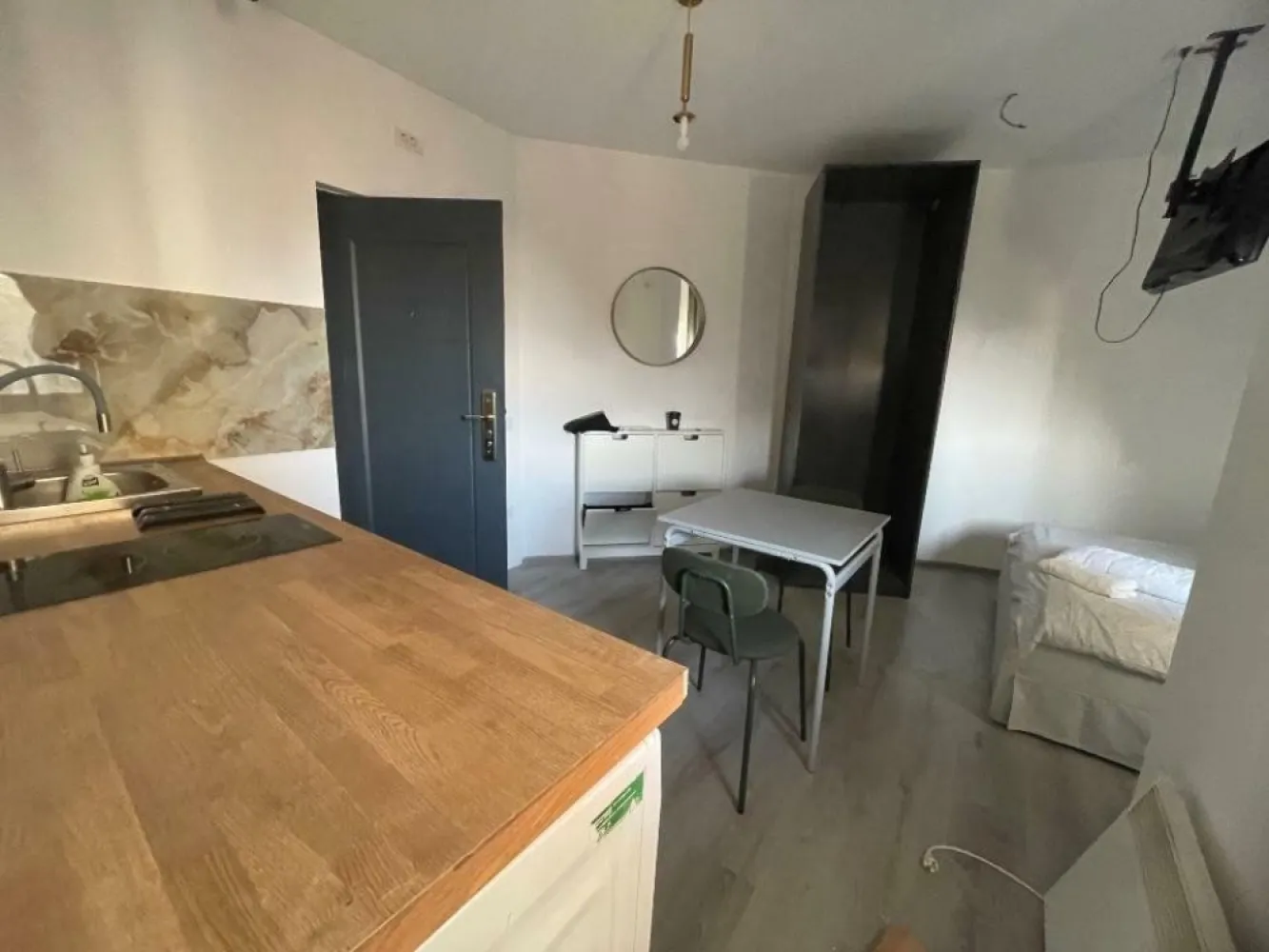 Etaj integral de vanzare in inima Capitalei 5m de la metrou - Etaj integral de vanzare , in locatia superb, in fata hotelului Grand Boutique Hotel.

 whatsapp

Etajul care oferim de vanzare azi , este imparţit la 2 proprietăţi diferite, cu nr. cadastru diferit in fiecare care dintre ei care sa fac de fapt 2 apartamente, 

Apartament 1 este conform din 2 camere , bucătărie, wc, ac, sufragerie, 2 balcoane , mobilat utilat si renovat complet cu toate ce este necesare sa - move in !

Apartament 2 este conform din 2 studiouri, unităţi de vacanţă care o sa fie in mod de Airbnb , mobilat şi renovat complet !

,Studio A- chirie 320â‚Ź / luna 
Studio B- chirie 350â‚Ź / luna 
Apartment 2 rooms chirie 550â‚Ź/ luna 

1,220â‚Ź / luna 

Exista posibilitatea sa fac un lift cu cost de 5,000-10,000â‚Ź