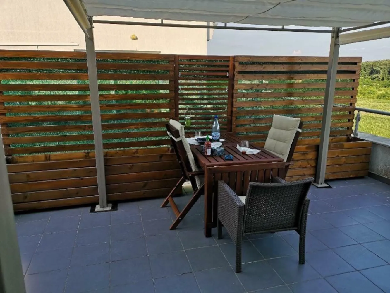Apartament modern cu 2 camere de vânzare [PROPRIETAR] - Bună! Sunt proprietarul acestui apartament minunat, situat în Complexul Felicity, o locaţie de vis lângă Pădurea Băneasa. Dacă eşti în căutarea unui loc care îmbină confortul modern cu liniştea naturii, ai găsit locul potrivit!

Detalii apartament:
Suprafaţă: 60 mÂ˛

Camere: 2 (un dormitor primitor şi un living spaţios)

Baie: 1

Etaj: 5 într-o clădire modernă, cu finisaje de cea mai înaltă calitate

Elemente speciale:
Terase generoase: Două terase superbe de 43 mÂ˛ şi 9 mÂ˛, perfecte pentru momente de relaxare şi recreere.

Locuri de parcare: 2 locuri de parcare subterane, asigurând siguranţă şi confort.

Facilităţi:
Sistem de climatizare

Încălzire centrală

Acces la toate facilităţile complexului: piscine, spa şi săli de sport

Locaţie:
Apartamentul are o amplasare excelentă, aproape de pădure, oferindu-ţi şansa de a te bucura de natură în fiecare zi. În vecinătate se găsesc magazine (Mall Baneasa) , Academia de Politie, Ambasada Americii, complex Stejarii, etcâ€Ś

Preţ: 120.000 EUR negociabil

Nu rata ocazia de a deveni proprietarul acestui apartament minunat, ideal pentru un stil de viaţă modern şi confortabil! Contactează-mă pentru a programa o vizionare şi pentru a descoperi farmecul acestui spaţiu!