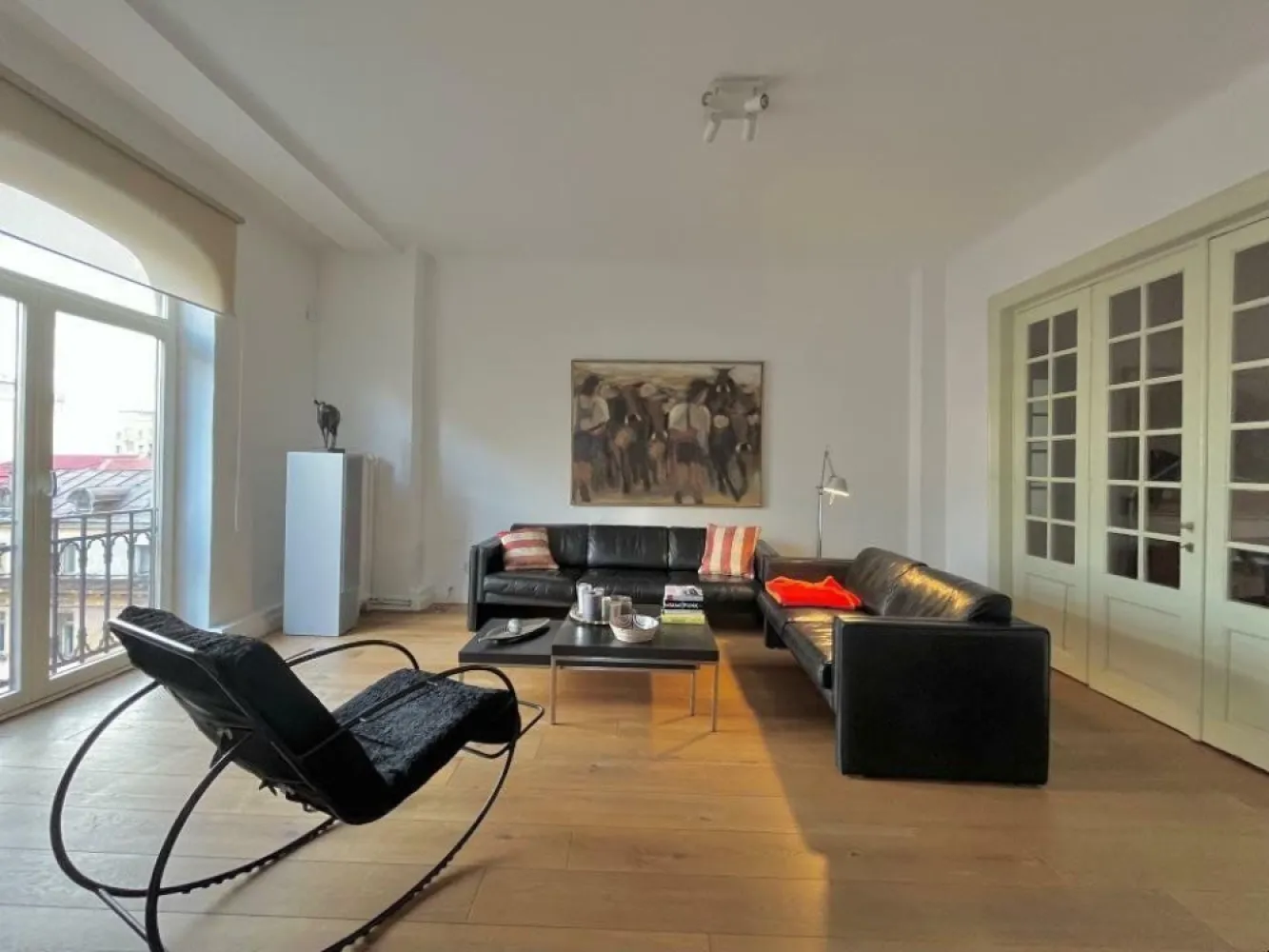 Apartament mare, luminos si stilat langa Cismigiu - sector 1. - Clădire istorică, doua balcoane, lift, living orientat spre sud, parchet masiv de stejar (nou), ferestre de înaltă calitate (nou), cablu fibră optică, incalzire pe gaz, aer condiţionat. Renovare generală acum cinci ani. Proprietarul este un german expat care pleacă din Bucureşti.

Spacious, bright and stylish apartment near Cişmigiu park (sector 1)
Historic building, two balconies, elevator, south-facing living room, solid oak hardwood floors (new), high quality windows (new), fiber optic cable, gas heating, air conditioning.
General renovation five years ago. The owner is a German expat leaving Bucharest.