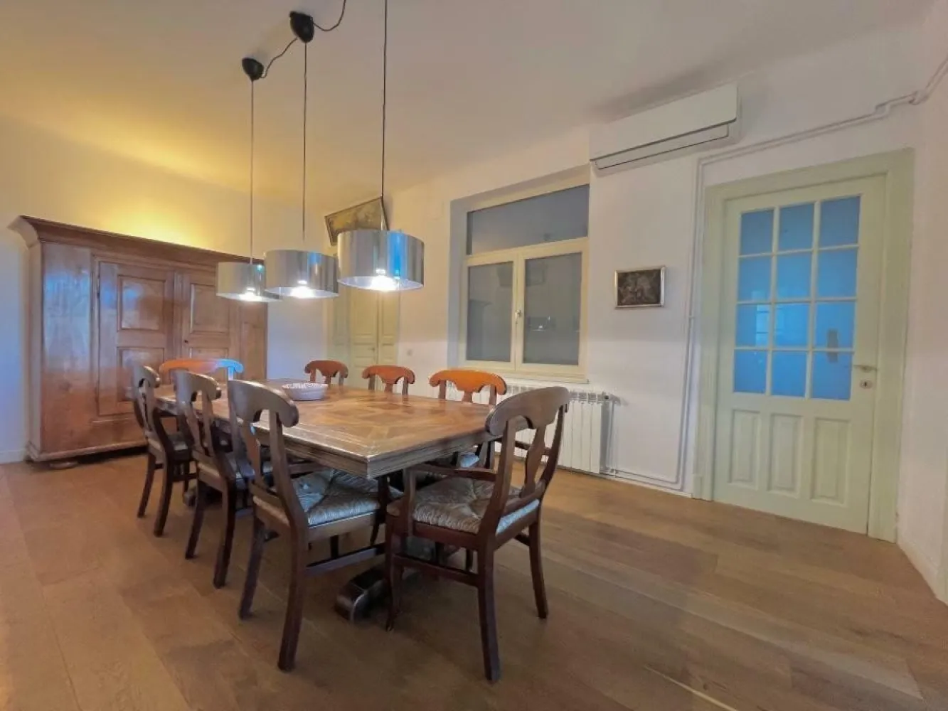 Apartament mare, luminos si stilat langa Cismigiu - sector 1. - Clădire istorică, doua balcoane, lift, living orientat spre sud, parchet masiv de stejar (nou), ferestre de înaltă calitate (nou), cablu fibră optică, incalzire pe gaz, aer condiţionat. Renovare generală acum cinci ani. Proprietarul este un german expat care pleacă din Bucureşti.

Spacious, bright and stylish apartment near Cişmigiu park (sector 1)
Historic building, two balconies, elevator, south-facing living room, solid oak hardwood floors (new), high quality windows (new), fiber optic cable, gas heating, air conditioning.
General renovation five years ago. The owner is a German expat leaving Bucharest.