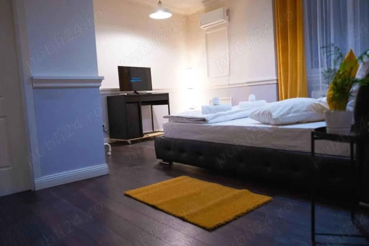 Apartament 3 camere zona Piata Unirii - PROPRIETAR, Piata Unirii (strada Bucur), apartament deosebit in bloc nou, constructie 2010, foarte spațios in sprafata de 123 mp utili. Este împărțit in camera de zi, doua dormitoare, trei bai, bucatarie mare cu spatiu de servit masa, precum si multe spatii de depozitare. 
Îmbinând într-un mod plăcut clasicul cu modernul, apartamentul este dotat cu finisaje deosebite, mobilier modern, aer condiționat, centrala proprie si bucătărie complet echipata si mobilata. Imobilul se afla intr-o stare excelenta, este poziționat la 10 minute de mers pe jos de Centrul Vechi si metrou Piata Unirii.