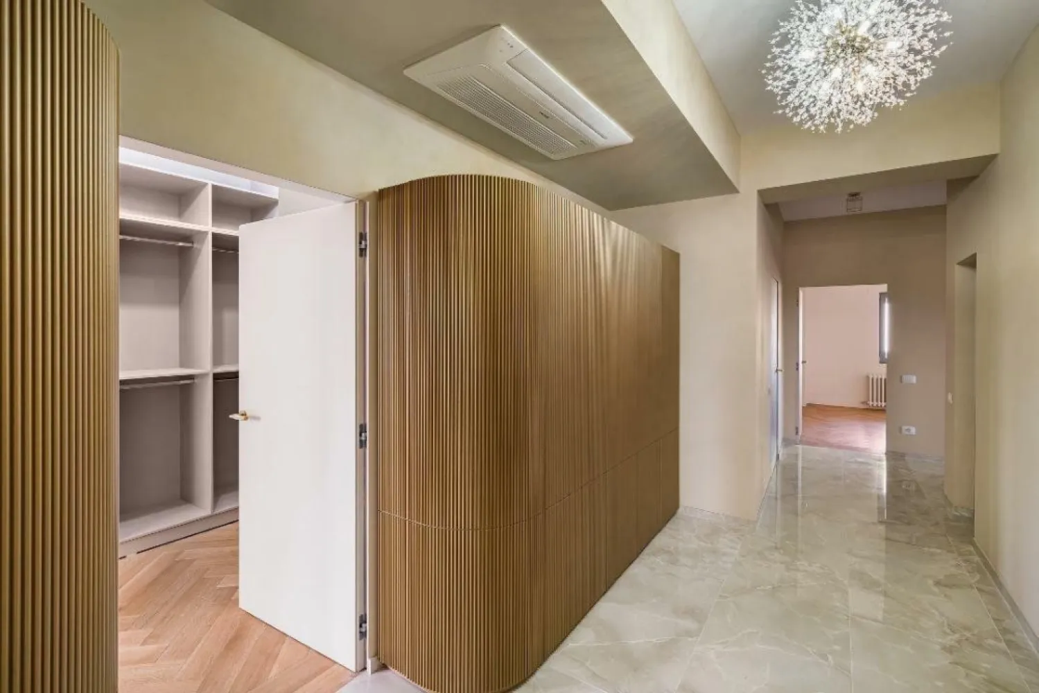 Apartament de lux 300 mp zona Opera RomânÄ/Cotroceni - Verdi Residence - Reşedinţa Verdi, amplasată la etajul 6 şi beneficiind de privelişti panoramice asupra Bucureştiului, îmbină armonios eleganţa contemporană cu confortul exclusivist. Acest apartament luxos, situat pe un întreg etaj, reprezintă alegerea perfectă pentru cei care îşi doresc un stil de viaţă modern şi sofisticat, având acces rapid la toate facilităţile pe care le oferă oraşul.
 Imobilul este situat pe Calea Plevnei numărul 53 in sectorul 1 la 1.5 kilometri de Piaţa Universităţii, in apropierea Operei Naţionale Române si cu acces direct in parcul Facultăţii de Drept. Imobilul a fost construit in 1994 şi refăcut complet in 2024 inclusiv exteriorul, parcarea, şi toate instalaţiile.
 Verdi Residence are vederi panoramice unice ale Bucureştiului către Facultatea de Drept, Opera Naţională, Palatul Parlamentului, Catedrala Mântuirii Neamului, Palatul CEC, şi Grand Hotel Bucureşti (fostul Intercontinental).
 Apartamentul are o suprafaţa utilă de 280 mp cu o suprafaţa construita de 365 mp pe etaj cu patru dormitoare, living, două walk-in dressing, trei băi, baie de serviciu, spălătorie, bucătărie, hol de intrare, şi trei balcoane.
 Accesul în clădire se face prin holul de 120 mp cu recepţie şi acces controlat prin videointerfon şi cod numeric. Uşa de intrare in apartament este de stejar cu încuietori cu puncte multiple de securitate. Holul de intrare in apartament are mobilier personalizat OVO Design şi placaje de ceramică Italia de mari dimensiuni.
Tâmplărie exterioara nouă SchĂźco cu panouri triple de sticla şi gaz argon, şi pervaze exterioare de piatra Vratza. Încălzire cu apa caldă din centrala cu gas a clădirii şi două cazane redundante. Radiatoarele de fonta au termostat individual cu afişaj digital de temperatură. Răcire cu aer condiţionat central Samsung WindFree cu unităţi încastrate în tavane, control Wi-Fi şi unitate centrală situată pe acoperişul imobilului.
 Toate camerele au parchet de stejar triplu stratificat. Placaje de ceramică Italia de mari dimensiuni şi Bisazza in băi şi bucătărie. Uşi interioare Filomuro cu feronerie italiană. Vopsea multi-strat Benjamin Moore şi Caparol in toate încăperile. Cablaj pentru televiziune şi Internet CAT5. Prize şi întrerupătoare Gewiss Chorus One.
Bucătărie are 30 mp cu un perete de sticla cu vedere panoramică, şi complet mobilată şi echipată. Mobilier personalizat OVO Design, insulă şi blaturi Staron, echipamente de bucătărie semi-profesionale Franke, frigider Samsung (650l), şi frigider de vinuri incorporat.
 Băi cu geamuri exterioare, inclusiv cu vedere panoramică şi încălzire în pardoseala cu termostat individual. Placaje de ceramică Italia de mari dimensiuni cu plăci de 120 x 240 cm. Chiuvete Vileroy & Boch, Flaminia şi robineţi Hansgrohe, Grohe şi Blaufoss. Iluminare tavane Barisol cu oglinzi si aplice de perete instalate. Mobilier personalizat OVO Design, cabine de duş cu pereţi de sticlă securizată, anti-strop şi echipate complet, cadă de baie, vase de WC cu spălare Ineo sau clasice Vileroy & Boch. 
 Walk-in dressing cu mobilier personalizat şi corpuri de iluminat. Cameră de spălătorie cu conexiuni pentru maşina de spălat şi uscător cu instalare suprapusă. Terasa livingul este închisă cu foi de sticlă mobile pentru a fi utilizată tot anul.
 Randările sunt realizate in scop de ilustrare cu mobilier care poate fi furnizat la cerere contra cost. 
 Vizitati operparkresidences.ro pentru un tur virtual şi detalii suplimentare.