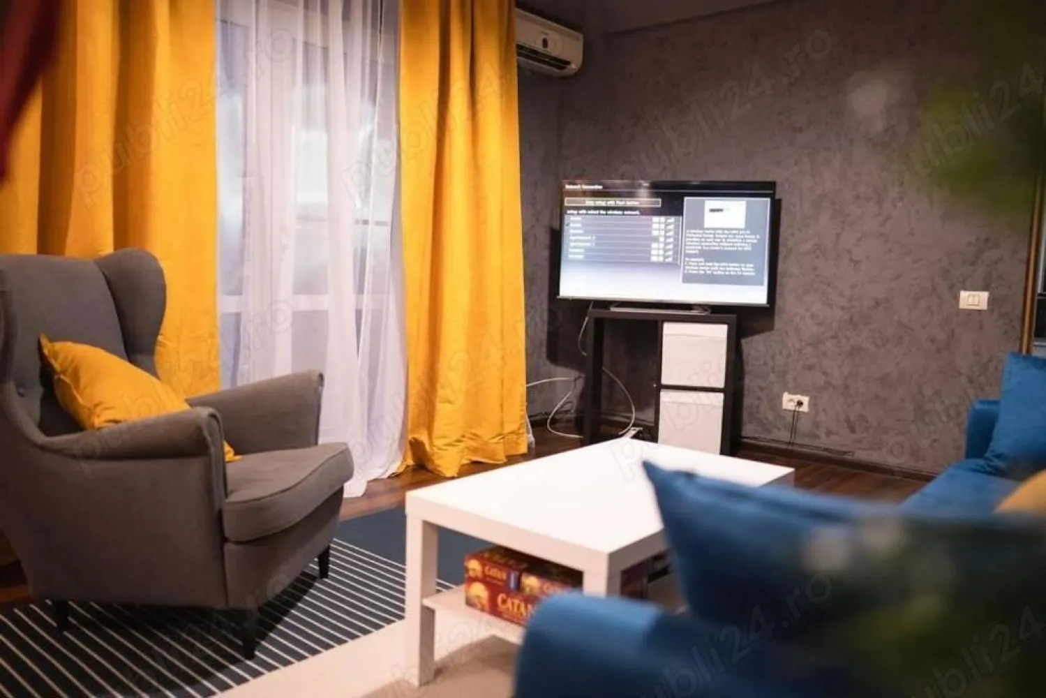 Apartament 3 camere zona Piata Unirii - PROPRIETAR, Piata Unirii (strada Bucur), apartament deosebit in bloc nou, constructie 2010, foarte spațios in sprafata de 123 mp utili. Este împărțit in camera de zi, doua dormitoare, trei bai, bucatarie mare cu spatiu de servit masa, precum si multe spatii de depozitare. 
Îmbinând într-un mod plăcut clasicul cu modernul, apartamentul este dotat cu finisaje deosebite, mobilier modern, aer condiționat, centrala proprie si bucătărie complet echipata si mobilata. Imobilul se afla intr-o stare excelenta, este poziționat la 10 minute de mers pe jos de Centrul Vechi si metrou Piata Unirii.