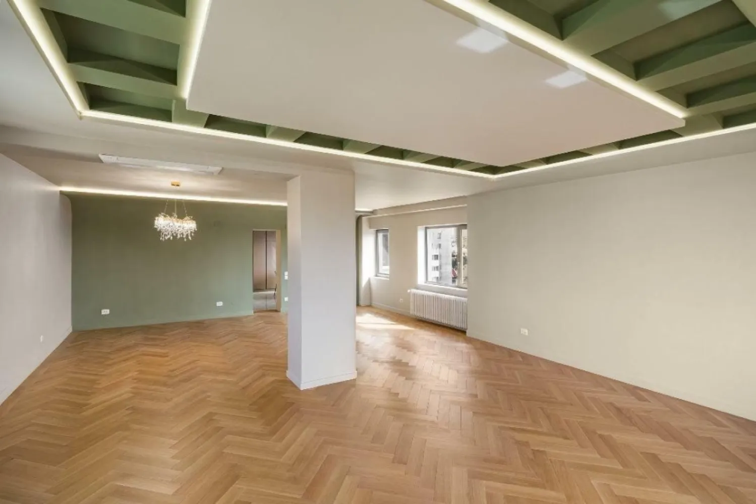 Apartament de lux 300 mp zona Opera RomânÄ/Cotroceni - Verdi Residence - Reşedinţa Verdi, amplasată la etajul 6 şi beneficiind de privelişti panoramice asupra Bucureştiului, îmbină armonios eleganţa contemporană cu confortul exclusivist. Acest apartament luxos, situat pe un întreg etaj, reprezintă alegerea perfectă pentru cei care îşi doresc un stil de viaţă modern şi sofisticat, având acces rapid la toate facilităţile pe care le oferă oraşul.
 Imobilul este situat pe Calea Plevnei numărul 53 in sectorul 1 la 1.5 kilometri de Piaţa Universităţii, in apropierea Operei Naţionale Române si cu acces direct in parcul Facultăţii de Drept. Imobilul a fost construit in 1994 şi refăcut complet in 2024 inclusiv exteriorul, parcarea, şi toate instalaţiile.
 Verdi Residence are vederi panoramice unice ale Bucureştiului către Facultatea de Drept, Opera Naţională, Palatul Parlamentului, Catedrala Mântuirii Neamului, Palatul CEC, şi Grand Hotel Bucureşti (fostul Intercontinental).
 Apartamentul are o suprafaţa utilă de 280 mp cu o suprafaţa construita de 365 mp pe etaj cu patru dormitoare, living, două walk-in dressing, trei băi, baie de serviciu, spălătorie, bucătărie, hol de intrare, şi trei balcoane.
 Accesul în clădire se face prin holul de 120 mp cu recepţie şi acces controlat prin videointerfon şi cod numeric. Uşa de intrare in apartament este de stejar cu încuietori cu puncte multiple de securitate. Holul de intrare in apartament are mobilier personalizat OVO Design şi placaje de ceramică Italia de mari dimensiuni.
Tâmplărie exterioara nouă SchĂźco cu panouri triple de sticla şi gaz argon, şi pervaze exterioare de piatra Vratza. Încălzire cu apa caldă din centrala cu gas a clădirii şi două cazane redundante. Radiatoarele de fonta au termostat individual cu afişaj digital de temperatură. Răcire cu aer condiţionat central Samsung WindFree cu unităţi încastrate în tavane, control Wi-Fi şi unitate centrală situată pe acoperişul imobilului.
 Toate camerele au parchet de stejar triplu stratificat. Placaje de ceramică Italia de mari dimensiuni şi Bisazza in băi şi bucătărie. Uşi interioare Filomuro cu feronerie italiană. Vopsea multi-strat Benjamin Moore şi Caparol in toate încăperile. Cablaj pentru televiziune şi Internet CAT5. Prize şi întrerupătoare Gewiss Chorus One.
Bucătărie are 30 mp cu un perete de sticla cu vedere panoramică, şi complet mobilată şi echipată. Mobilier personalizat OVO Design, insulă şi blaturi Staron, echipamente de bucătărie semi-profesionale Franke, frigider Samsung (650l), şi frigider de vinuri incorporat.
 Băi cu geamuri exterioare, inclusiv cu vedere panoramică şi încălzire în pardoseala cu termostat individual. Placaje de ceramică Italia de mari dimensiuni cu plăci de 120 x 240 cm. Chiuvete Vileroy & Boch, Flaminia şi robineţi Hansgrohe, Grohe şi Blaufoss. Iluminare tavane Barisol cu oglinzi si aplice de perete instalate. Mobilier personalizat OVO Design, cabine de duş cu pereţi de sticlă securizată, anti-strop şi echipate complet, cadă de baie, vase de WC cu spălare Ineo sau clasice Vileroy & Boch. 
 Walk-in dressing cu mobilier personalizat şi corpuri de iluminat. Cameră de spălătorie cu conexiuni pentru maşina de spălat şi uscător cu instalare suprapusă. Terasa livingul este închisă cu foi de sticlă mobile pentru a fi utilizată tot anul.
 Randările sunt realizate in scop de ilustrare cu mobilier care poate fi furnizat la cerere contra cost. 
 Vizitati operparkresidences.ro pentru un tur virtual şi detalii suplimentare.
