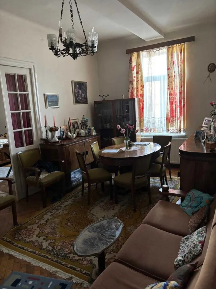 Vand apartament cu 3 camere in Calea Plevnei, zona SPA Orhideea - Apartament de 3 camere, în zona exclusivistă Calea Plevnei – aproape de Spitalul Witting, Gara de Nord și stația de metrou Gara de Nord. Apartamentul dispune de o suprafață generoasă de 76 mp utili precum si cota indiviza de 6,14% din partile si dependintele imobilului si cota de teren in suprafata de 74,90 mp in folosinta, Apartamentul este situat la etajul 1 dintr-un bloc cu demisol, parter, etaj 1 si pod, foarte solid și bine construit în 1936, fără risc seismic, oferind siguranță și eficiență energetică (grosime pereti ext.50 cm). Dotări moderne: Racordat la gaze cu incalzire centrala (de asemenea sobele de teracota s-au pastrat in fiecare camera si sunt functionale), aer condiționat și internet prin fibră optică.
 Locație premium amplasata pe Calea Plevnei, initial cladirea a apartinut MApN cu acces rapid la puncte de interes majore,SPA si Carrefour Orhideea,statie metrou Regie, într-o zonă prestigioasă și bine cotată din București. Apartamentul mai dispune si de o boxa pe o iesire cu acces spre pod. Iesiri rapide cu auto spre pasaj Podul Grant si pasaj Basarab.