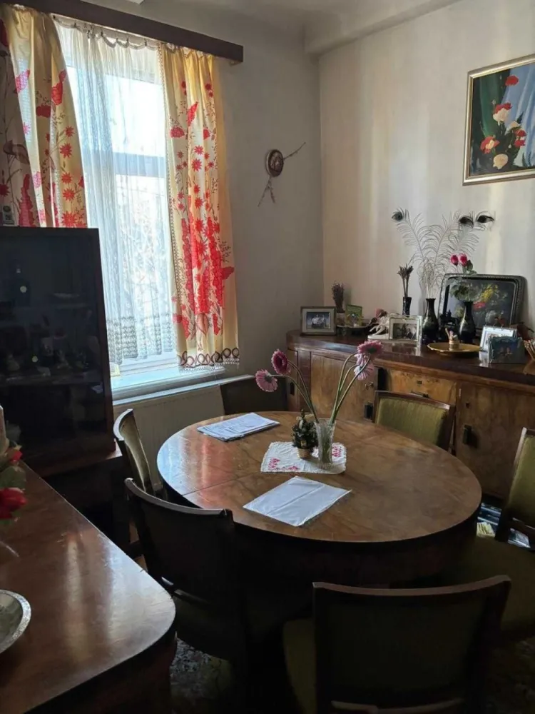 Vand apartament cu 3 camere in Calea Plevnei, zona SPA Orhideea - Apartament de 3 camere, în zona exclusivistă Calea Plevnei – aproape de Spitalul Witting, Gara de Nord și stația de metrou Gara de Nord. Apartamentul dispune de o suprafață generoasă de 76 mp utili precum si cota indiviza de 6,14% din partile si dependintele imobilului si cota de teren in suprafata de 74,90 mp in folosinta, Apartamentul este situat la etajul 1 dintr-un bloc cu demisol, parter, etaj 1 si pod, foarte solid și bine construit în 1936, fără risc seismic, oferind siguranță și eficiență energetică (grosime pereti ext.50 cm). Dotări moderne: Racordat la gaze cu incalzire centrala (de asemenea sobele de teracota s-au pastrat in fiecare camera si sunt functionale), aer condiționat și internet prin fibră optică.
 Locație premium amplasata pe Calea Plevnei, initial cladirea a apartinut MApN cu acces rapid la puncte de interes majore,SPA si Carrefour Orhideea,statie metrou Regie, într-o zonă prestigioasă și bine cotată din București. Apartamentul mai dispune si de o boxa pe o iesire cu acces spre pod. Iesiri rapide cu auto spre pasaj Podul Grant si pasaj Basarab.