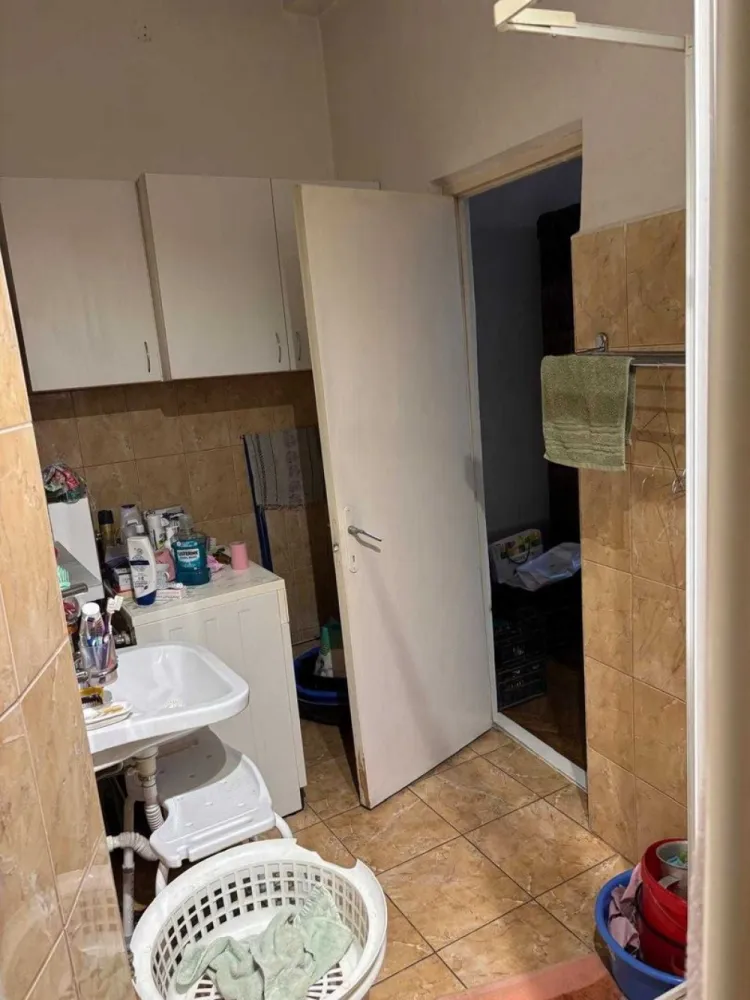 Vand apartament cu 3 camere in Calea Plevnei, zona SPA Orhideea - Apartament de 3 camere, în zona exclusivistă Calea Plevnei – aproape de Spitalul Witting, Gara de Nord și stația de metrou Gara de Nord. Apartamentul dispune de o suprafață generoasă de 76 mp utili precum si cota indiviza de 6,14% din partile si dependintele imobilului si cota de teren in suprafata de 74,90 mp in folosinta, Apartamentul este situat la etajul 1 dintr-un bloc cu demisol, parter, etaj 1 si pod, foarte solid și bine construit în 1936, fără risc seismic, oferind siguranță și eficiență energetică (grosime pereti ext.50 cm). Dotări moderne: Racordat la gaze cu incalzire centrala (de asemenea sobele de teracota s-au pastrat in fiecare camera si sunt functionale), aer condiționat și internet prin fibră optică.
 Locație premium amplasata pe Calea Plevnei, initial cladirea a apartinut MApN cu acces rapid la puncte de interes majore,SPA si Carrefour Orhideea,statie metrou Regie, într-o zonă prestigioasă și bine cotată din București. Apartamentul mai dispune si de o boxa pe o iesire cu acces spre pod. Iesiri rapide cu auto spre pasaj Podul Grant si pasaj Basarab.