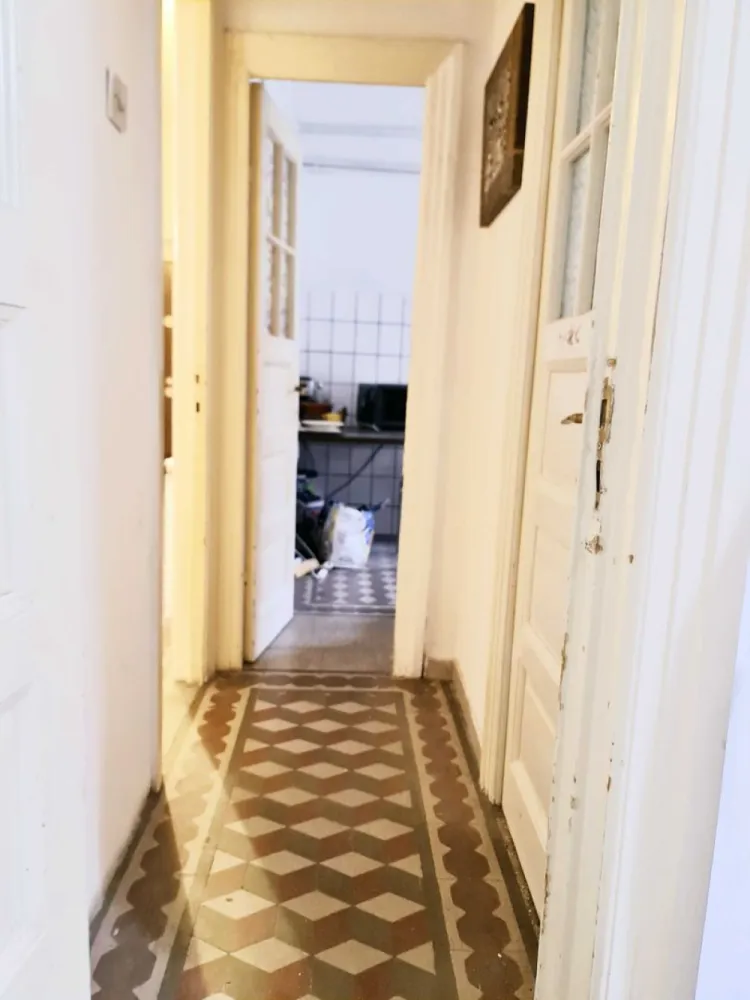 Apartament 4 camere Piata Romana Arthur Verona-Gradina Icoanei - Va prezentam spre vânzare un apartament compus din 4 camere in zona centrala Piața Romana-Gradina Icoanei .Apartamentul se afla într-un imobil construit in 1928 solid cu un regim redus de înălțime D+P+4+M.Apartamentul pozitionat la etajul 2 sigur pe palier,avand o suprafata genoroasa de 109 mp compus astfel:4 camere inalte de 3,5m,2 balcoane, 1 baie+wc de serviciu,bucatarie,anexe.Apartament luminos ideal de locuit,birou, cabinet etc.Apartamentul detine cadastru si intabulare si se vinde la pre de 220.000euro