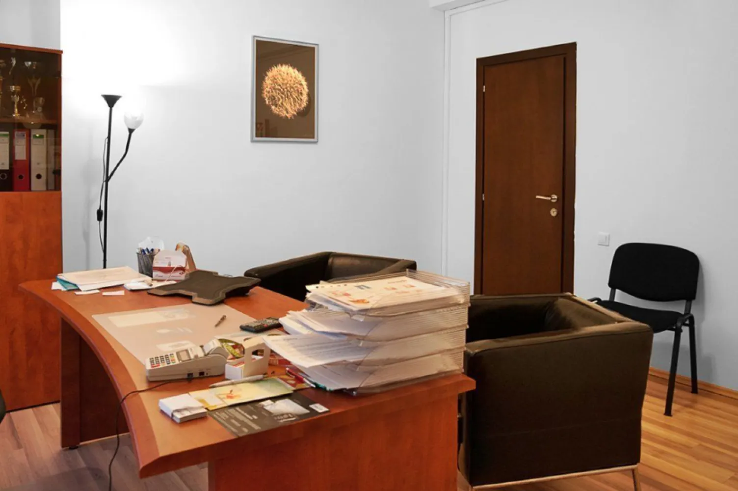 Apartament 4 camere Hristo Botev - Apartamentul se afla intr-un imobil de doar 3 etaje cu doar 2 apartamente pe nivel.
Cladirea a fost recent reabilitata termic iar liftul este nou. Apartamentul a fost recent reamenajat avand dotari premium. Infrastructura stradala a fost de asemenea reabilitata in urma ce 2-3 ani.

Nu intra sub incidenta legii 112.

Utilitati: curent, apa, gaz, centrala termica proprie, calorifere, aparate aer conditionat , interfon, cablu tv, acces la internet prin cablu .

Finisaje: stare interior foarte buna ( recent reamenajat ) , parchet, gresie, faianta,, ferestre cu geam termopan din PVC, usa metalica la intrare, usi noi interior din lemn , bucatarie utilitata