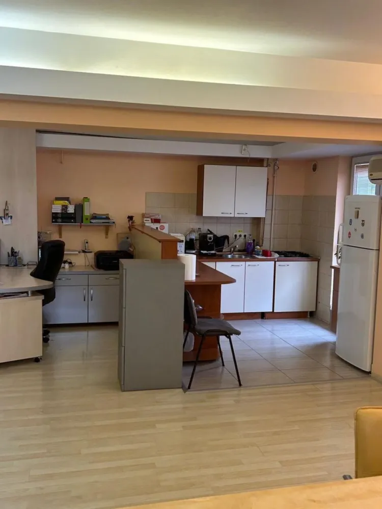 Apartament de vânzare str. Nerva Traian lângă școala 81 - Zonă excelentă, centrală, dar totuși liniștită. Clădire construită în 1998, apartament spațios, 95mp + 22 mp balcon închis și 3 mp balcon deschis cu centrală proprie, baie cu toaletă + toaletă separat, spații largi, deschise. Foarte aproape de metroul Timpuri Noi, stație de tramvai, posibilitate pentru loc de parcare.