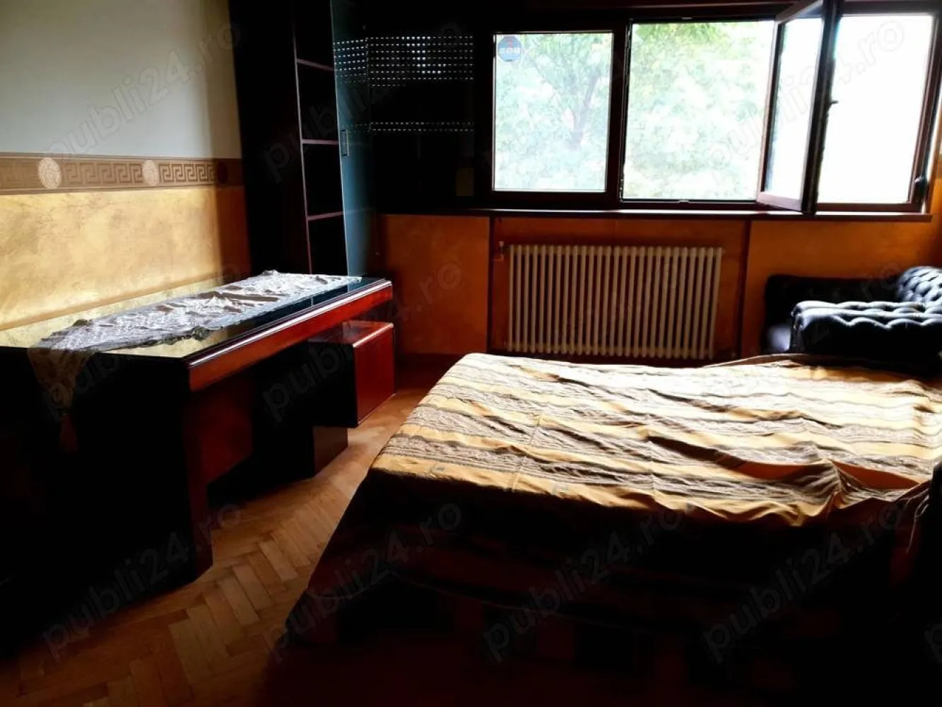 Apartament ultracentral Armeneasca 4camere 97mii - Apartament de lux ultracentral (Moșilor Vechi) zona Biserica Armeneasca (Str. Pictor Luchian nr.3)
Etaj 1 din 5, la 10minute de mers pe jos de centrul vechi, 4 camere (living, birou, dormitor matrimonial cu baie proprie, camera dubla copii, baie de serviciu, bucătărie monderna izolata, balcon imens închis cu termopan, boxa subsol, lift, vedere exterioara din 3 unghiuri, foarte luminat, încălzire centrala proprie, parchet antic recondiționat, izolației intern, calorifere mari din fonta recondiționate, instalație sanitară nouă, termopan și tâmplărie lemn natur, rulouri exterioare aluminiu wenghe, cada hidromasaj, cabina dus, bucătărie utilată și mobilată, parcare proprie. Se vinde de urgență deoarece ne mutăm in provincie. Super preț 97mii euro negociabil .tel