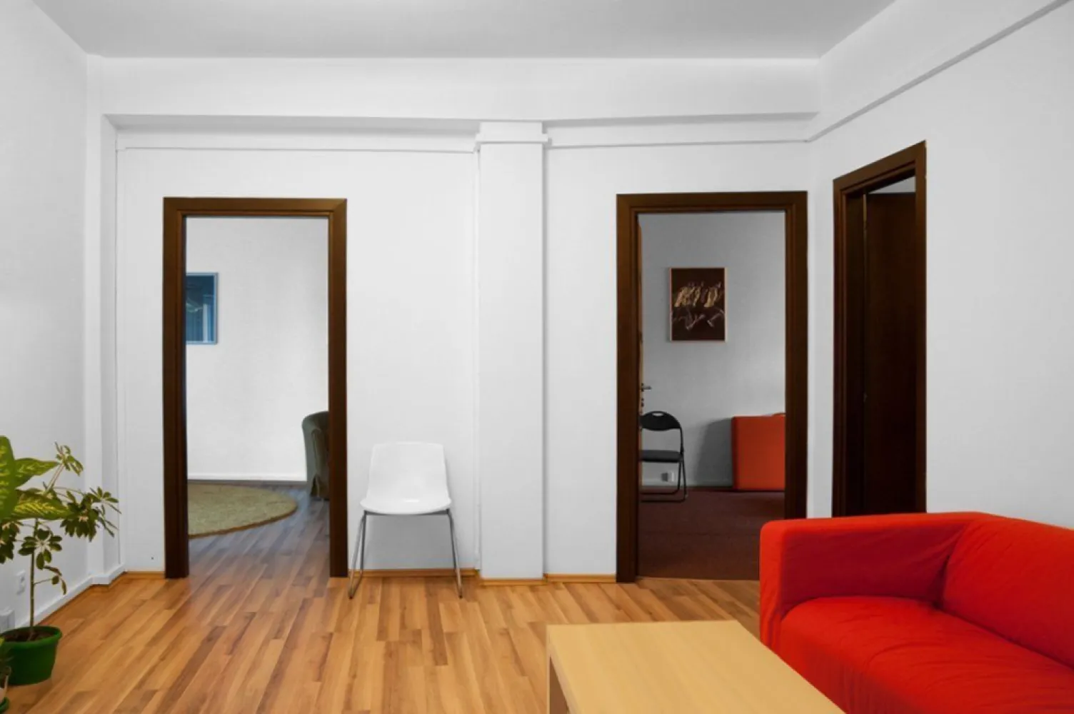 Apartament 4 camere Hristo Botev - Apartamentul se afla intr-un imobil de doar 3 etaje cu doar 2 apartamente pe nivel.
Cladirea a fost recent reabilitata termic iar liftul este nou. Apartamentul a fost recent reamenajat avand dotari premium. Infrastructura stradala a fost de asemenea reabilitata in urma ce 2-3 ani.

Nu intra sub incidenta legii 112.

Utilitati: curent, apa, gaz, centrala termica proprie, calorifere, aparate aer conditionat , interfon, cablu tv, acces la internet prin cablu .

Finisaje: stare interior foarte buna ( recent reamenajat ) , parchet, gresie, faianta,, ferestre cu geam termopan din PVC, usa metalica la intrare, usi noi interior din lemn , bucatarie utilitata