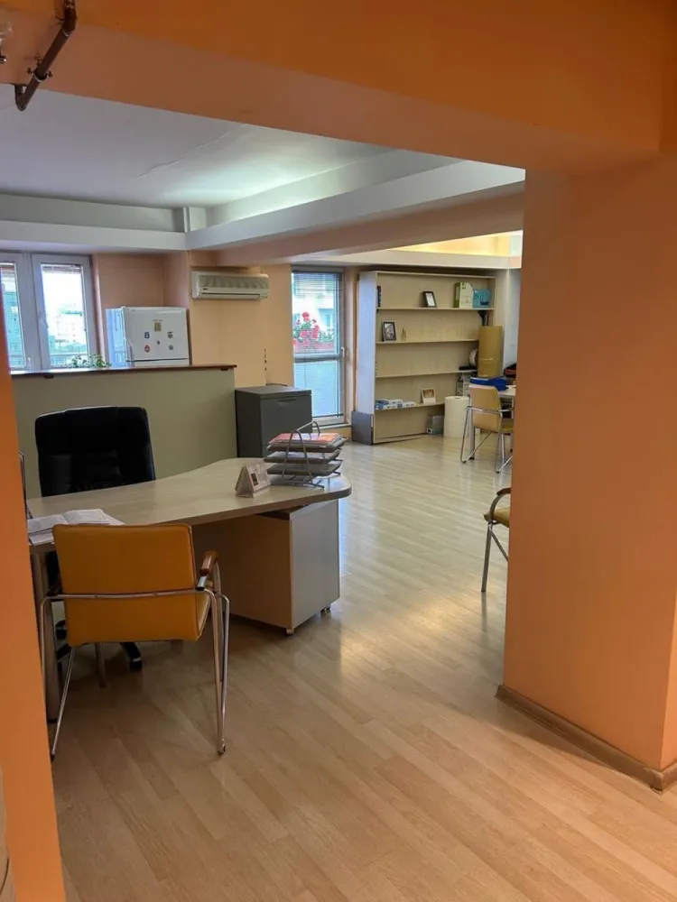 Apartament de vânzare str. Nerva Traian lângă școala 81 - Zonă excelentă, centrală, dar totuși liniștită. Clădire construită în 1998, apartament spațios, 95mp + 22 mp balcon închis și 3 mp balcon deschis cu centrală proprie, baie cu toaletă + toaletă separat, spații largi, deschise. Foarte aproape de metroul Timpuri Noi, stație de tramvai, posibilitate pentru loc de parcare.
