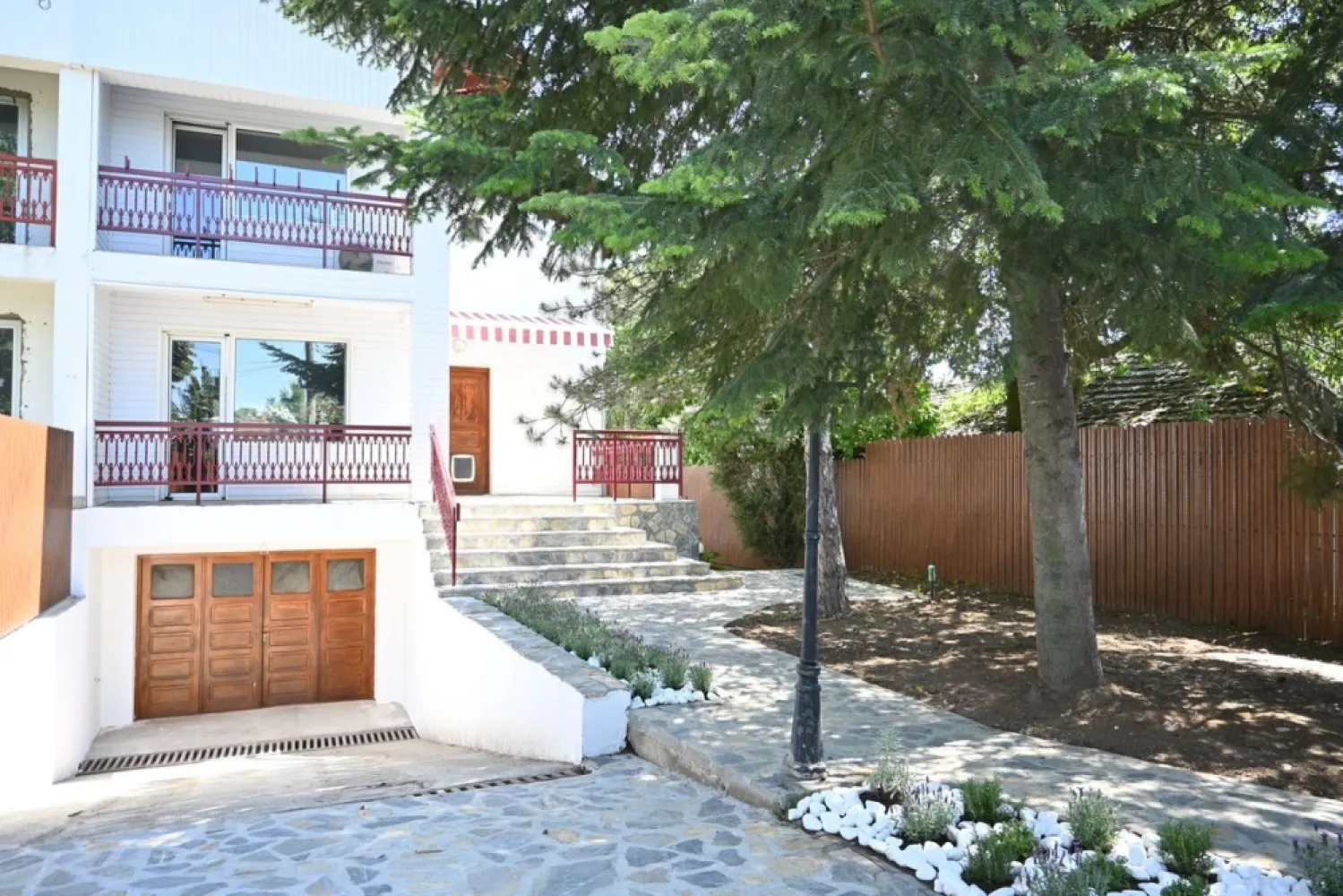 Snagov, renovata 2024, complet mobilata si utilata - Direct proprietar.
Vila tip duplex + casa de oaspeti, renovate complet in 2024, cu mare atentie la detalii. Se vand mobilate si utilate complet, cu totul nou.
Situata in Snagov, intr-o zona linistita, la 100 m de padure.
Casa principala (250 mp utili, D+P+E) este formata din:
- Demisol: cinema, birou, baie, garaj, 2 camere tehnice.
- Parter: baie, living, bucatarie, dinning, terasa interioara, terasa exterioara, balcon.
- Etaj: 3 dormitoare, baie, terasa interioara, balcon.
Casa de oaspeti: (50 mp utili, P+mansarda) are bucatarie/dinning, living si baie.
Toate utilitatile: gaz, curent, apa, canalizare, internet/TV.
Curte amenajata cu gazon (inclusiv instalatie de irigatie), vegetatie matura, minilivada, foisor, gratar, fire pit.