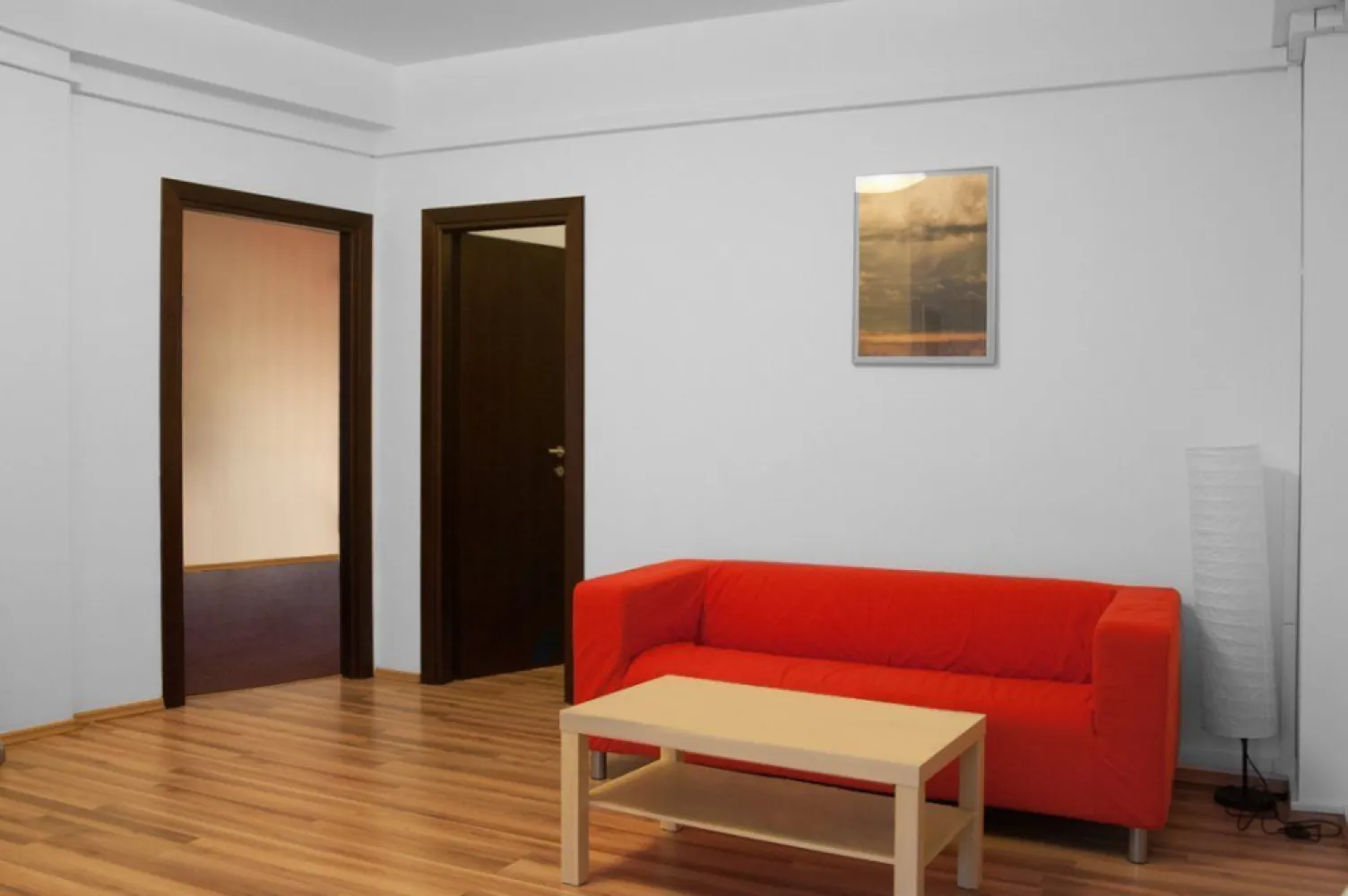 Apartament 4 camere Hristo Botev - Apartamentul se afla intr-un imobil de doar 3 etaje cu doar 2 apartamente pe nivel.
Cladirea a fost recent reabilitata termic iar liftul este nou. Apartamentul a fost recent reamenajat avand dotari premium. Infrastructura stradala a fost de asemenea reabilitata in urma ce 2-3 ani.

Nu intra sub incidenta legii 112.

Utilitati: curent, apa, gaz, centrala termica proprie, calorifere, aparate aer conditionat , interfon, cablu tv, acces la internet prin cablu .

Finisaje: stare interior foarte buna ( recent reamenajat ) , parchet, gresie, faianta,, ferestre cu geam termopan din PVC, usa metalica la intrare, usi noi interior din lemn , bucatarie utilitata