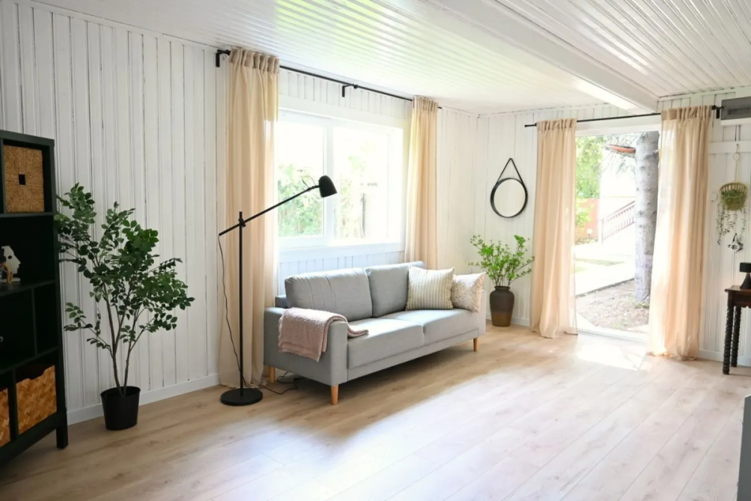 Snagov, renovata 2024, complet mobilata si utilata - Direct proprietar.
Vila tip duplex + casa de oaspeti, renovate complet in 2024, cu mare atentie la detalii. Se vand mobilate si utilate complet, cu totul nou.
Situata in Snagov, intr-o zona linistita, la 100 m de padure.
Casa principala (250 mp utili, D+P+E) este formata din:
- Demisol: cinema, birou, baie, garaj, 2 camere tehnice.
- Parter: baie, living, bucatarie, dinning, terasa interioara, terasa exterioara, balcon.
- Etaj: 3 dormitoare, baie, terasa interioara, balcon.
Casa de oaspeti: (50 mp utili, P+mansarda) are bucatarie/dinning, living si baie.
Toate utilitatile: gaz, curent, apa, canalizare, internet/TV.
Curte amenajata cu gazon (inclusiv instalatie de irigatie), vegetatie matura, minilivada, foisor, gratar, fire pit.