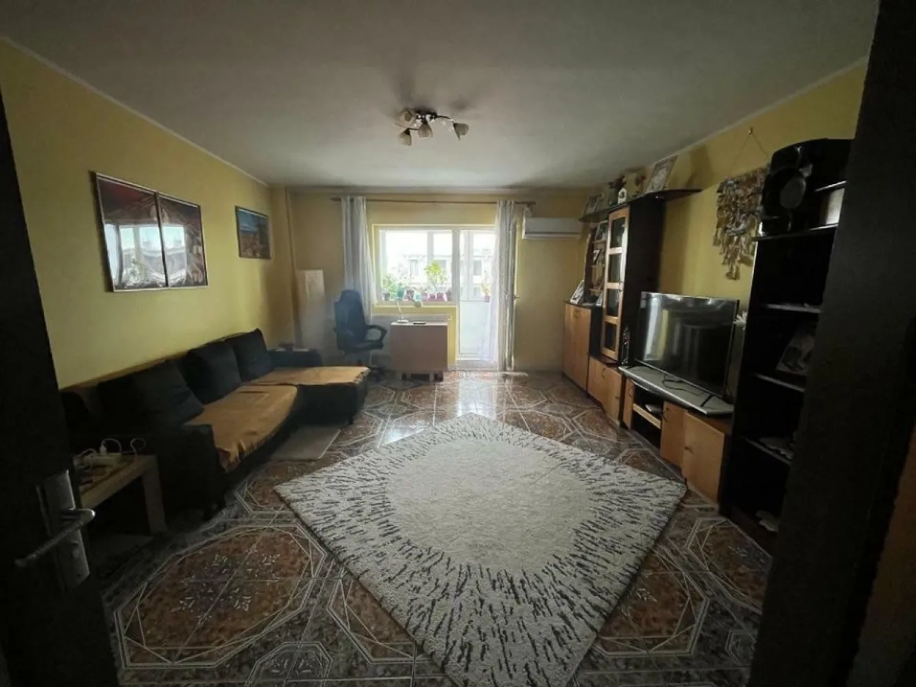 PARTICULAR, 3 CAMERE PIATA UNIRII - PARTICULAR, 3 CAMERE PIATA UNIRII
Apartamentul este situat in spatele magazinului Unirea si este amplasat la etajul 7, intr-un bloc finalizat in 1987, cu regimul de inaltime P+8.Â 
Dispune de multiple imbunatatiri: parchet, gresie, faianta, geamuri termopan, 2 balcoane inchise, 2 AC-uri. Se vinde mobilat, cum este in poze sau nemobilat/ partial mobilat daca se doreste.Â Exista loc de parcare de resedinta.Â 
Apartamentul este decomandat, cu vedere pe ambele parti, luminos, foarte bine compartimentat, are 1 baie cu geam si un grup sanitar, dispune de o suprafata utila de 74 mp, cea totala fiind de aproximativ 82 mp.
Apartamentul este locuit in acest moment, iar eliberarea va fi in 30 de zile de la semnarea contractului. Actele sunt pregatite pentru vanzare.
Pana in orele 17 raspundÂ doar la mesaje. Vizionari dupaÂ orele 17 si in weekend.
Pretul este negociabil.
Colaborez cu agentii, dar fara comision.