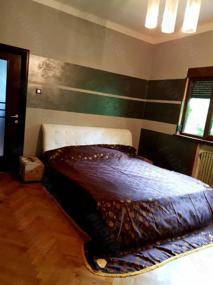 Apartament ultracentral Armeneasca 4camere 97mii - Apartament de lux ultracentral (Moșilor Vechi) zona Biserica Armeneasca (Str. Pictor Luchian nr.3)
Etaj 1 din 5, la 10minute de mers pe jos de centrul vechi, 4 camere (living, birou, dormitor matrimonial cu baie proprie, camera dubla copii, baie de serviciu, bucătărie monderna izolata, balcon imens închis cu termopan, boxa subsol, lift, vedere exterioara din 3 unghiuri, foarte luminat, încălzire centrala proprie, parchet antic recondiționat, izolației intern, calorifere mari din fonta recondiționate, instalație sanitară nouă, termopan și tâmplărie lemn natur, rulouri exterioare aluminiu wenghe, cada hidromasaj, cabina dus, bucătărie utilată și mobilată, parcare proprie. Se vinde de urgență deoarece ne mutăm in provincie. Super preț 97mii euro negociabil .tel