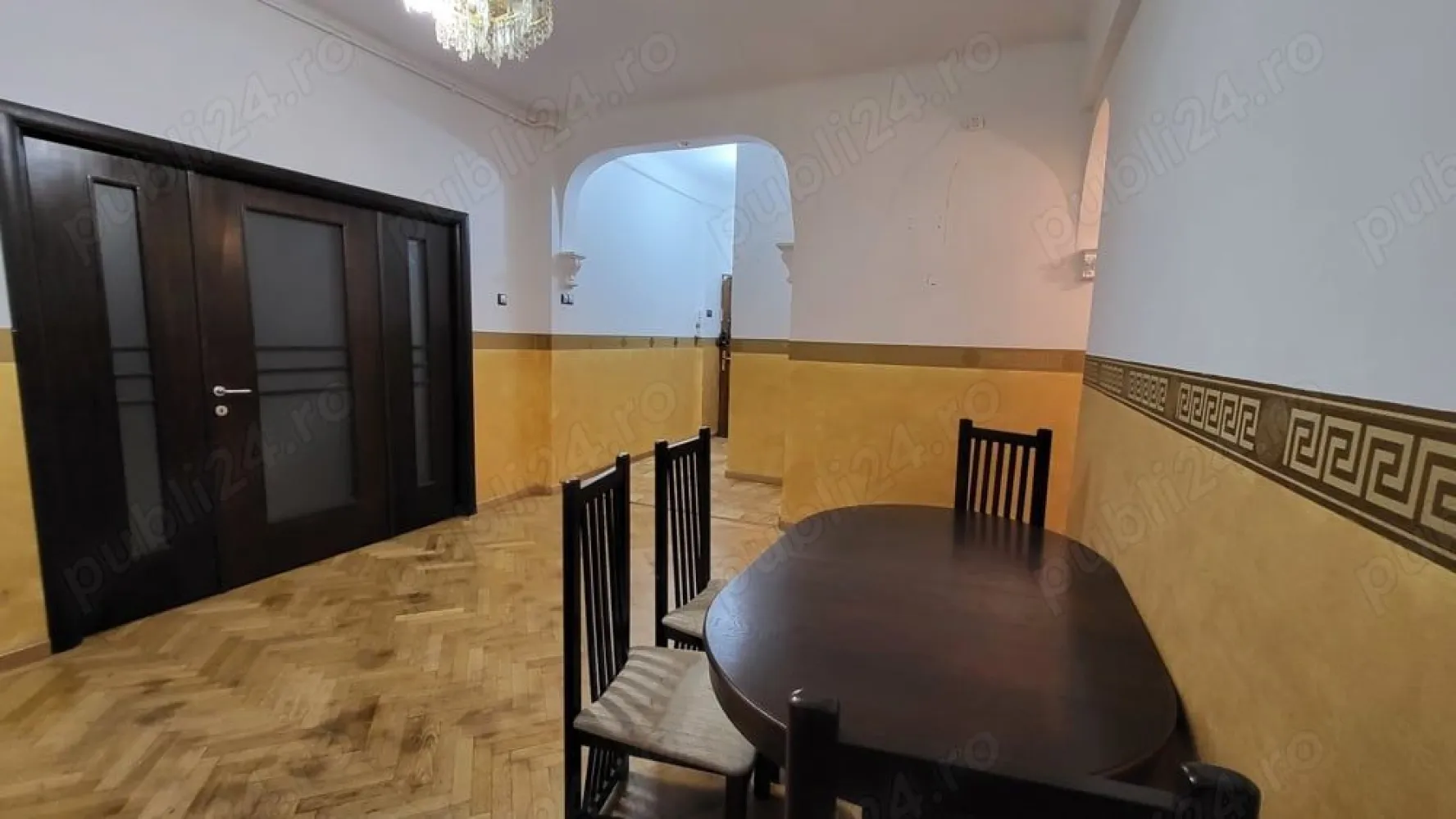 Apartament ultracentral Armeneasca 4camere 97mii - Apartament de lux ultracentral (Moșilor Vechi) zona Biserica Armeneasca (Str. Pictor Luchian nr.3)
Etaj 1 din 5, la 10minute de mers pe jos de centrul vechi, 4 camere (living, birou, dormitor matrimonial cu baie proprie, camera dubla copii, baie de serviciu, bucătărie monderna izolata, balcon imens închis cu termopan, boxa subsol, lift, vedere exterioara din 3 unghiuri, foarte luminat, încălzire centrala proprie, parchet antic recondiționat, izolației intern, calorifere mari din fonta recondiționate, instalație sanitară nouă, termopan și tâmplărie lemn natur, rulouri exterioare aluminiu wenghe, cada hidromasaj, cabina dus, bucătărie utilată și mobilată, parcare proprie. Se vinde de urgență deoarece ne mutăm in provincie. Super preț 97mii euro negociabil .tel