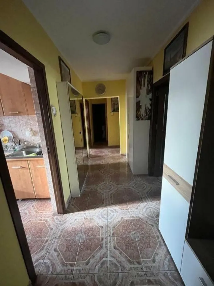 PARTICULAR, 3 CAMERE PIATA UNIRII - PARTICULAR, 3 CAMERE PIATA UNIRII
Apartamentul este situat in spatele magazinului Unirea si este amplasat la etajul 7, intr-un bloc finalizat in 1987, cu regimul de inaltime P+8.Â 
Dispune de multiple imbunatatiri: parchet, gresie, faianta, geamuri termopan, 2 balcoane inchise, 2 AC-uri. Se vinde mobilat, cum este in poze sau nemobilat/ partial mobilat daca se doreste.Â Exista loc de parcare de resedinta.Â 
Apartamentul este decomandat, cu vedere pe ambele parti, luminos, foarte bine compartimentat, are 1 baie cu geam si un grup sanitar, dispune de o suprafata utila de 74 mp, cea totala fiind de aproximativ 82 mp.
Apartamentul este locuit in acest moment, iar eliberarea va fi in 30 de zile de la semnarea contractului. Actele sunt pregatite pentru vanzare.
Pana in orele 17 raspundÂ doar la mesaje. Vizionari dupaÂ orele 17 si in weekend.
Pretul este negociabil.
Colaborez cu agentii, dar fara comision.