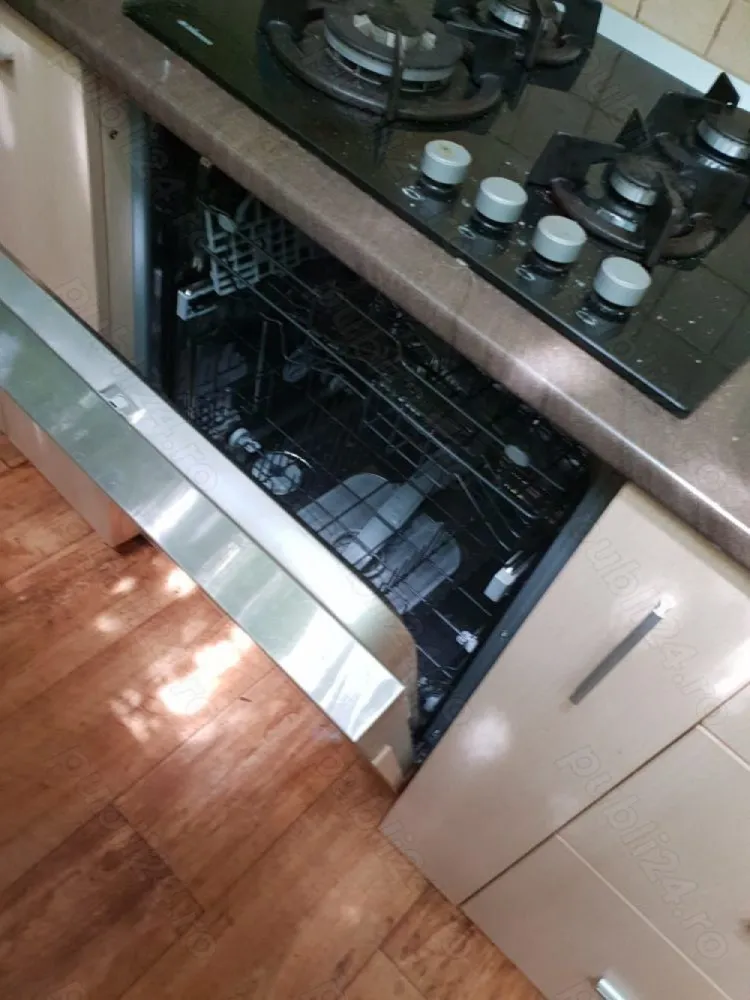 Apartament ultracentral Armeneasca 4camere 97mii - Apartament de lux ultracentral (Moșilor Vechi) zona Biserica Armeneasca (Str. Pictor Luchian nr.3)
Etaj 1 din 5, la 10minute de mers pe jos de centrul vechi, 4 camere (living, birou, dormitor matrimonial cu baie proprie, camera dubla copii, baie de serviciu, bucătărie monderna izolata, balcon imens închis cu termopan, boxa subsol, lift, vedere exterioara din 3 unghiuri, foarte luminat, încălzire centrala proprie, parchet antic recondiționat, izolației intern, calorifere mari din fonta recondiționate, instalație sanitară nouă, termopan și tâmplărie lemn natur, rulouri exterioare aluminiu wenghe, cada hidromasaj, cabina dus, bucătărie utilată și mobilată, parcare proprie. Se vinde de urgență deoarece ne mutăm in provincie. Super preț 97mii euro negociabil .tel