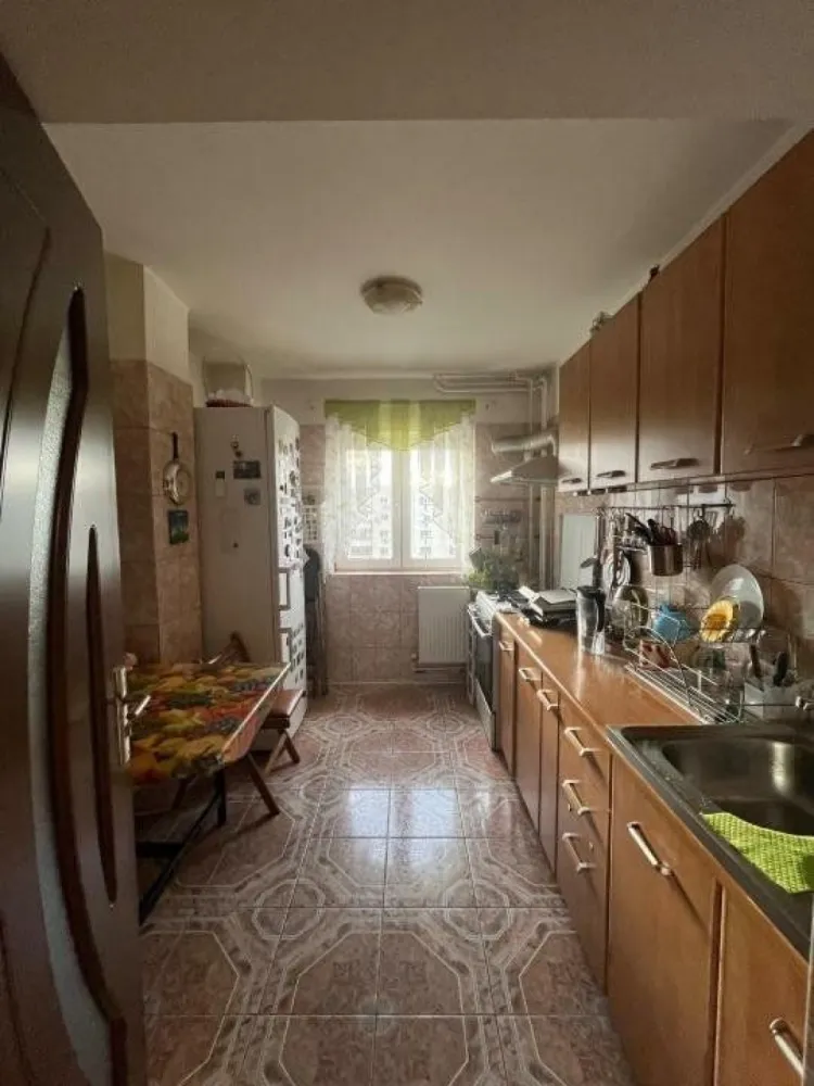 PARTICULAR, 3 CAMERE PIATA UNIRII - PARTICULAR, 3 CAMERE PIATA UNIRII
Apartamentul este situat in spatele magazinului Unirea si este amplasat la etajul 7, intr-un bloc finalizat in 1987, cu regimul de inaltime P+8.Â 
Dispune de multiple imbunatatiri: parchet, gresie, faianta, geamuri termopan, 2 balcoane inchise, 2 AC-uri. Se vinde mobilat, cum este in poze sau nemobilat/ partial mobilat daca se doreste.Â Exista loc de parcare de resedinta.Â 
Apartamentul este decomandat, cu vedere pe ambele parti, luminos, foarte bine compartimentat, are 1 baie cu geam si un grup sanitar, dispune de o suprafata utila de 74 mp, cea totala fiind de aproximativ 82 mp.
Apartamentul este locuit in acest moment, iar eliberarea va fi in 30 de zile de la semnarea contractului. Actele sunt pregatite pentru vanzare.
Pana in orele 17 raspundÂ doar la mesaje. Vizionari dupaÂ orele 17 si in weekend.
Pretul este negociabil.
Colaborez cu agentii, dar fara comision.
