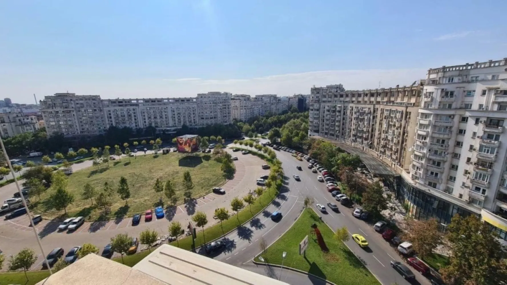 Penthouse, 6 cam, terasă, 160mp utili Piata Alba Iulia. - Apartament foarte spaţios şi luminos, curat, semimobilat, format din unirea a 2 apartamente (2 si 3 camere, plus dependinţe) cu intrare comuna, zona foarte buna pentru locuit sau birouri. 5 camere mari decomandate, un spaţiu central mare, multiple spaţii pentru depozitare/dressing. 

Acces unic la o terasă de 110 mp care poate fi amenajata. Vedere superbă împrejurimi.

Ideal pentru o familie cu copii, spaţiul permite şi amenajarea unui birou separat de restul casei pentru work for home.

Zona este verde şi are multiple facilităţi: magazine, clinici medicale, farmacii, bănci, săli de fitness, restaurante, spaţii generoase pentru promenada şi plimbare, străzile şi aleile au fost recent renovate de primărie, parcare publică generoasă chiar în faţa blocului.

150 mp utili in proprietate conform acte cadastrale, total mp utili aproximativ 160. 
Boxă mare la subsol, în folosinţă.