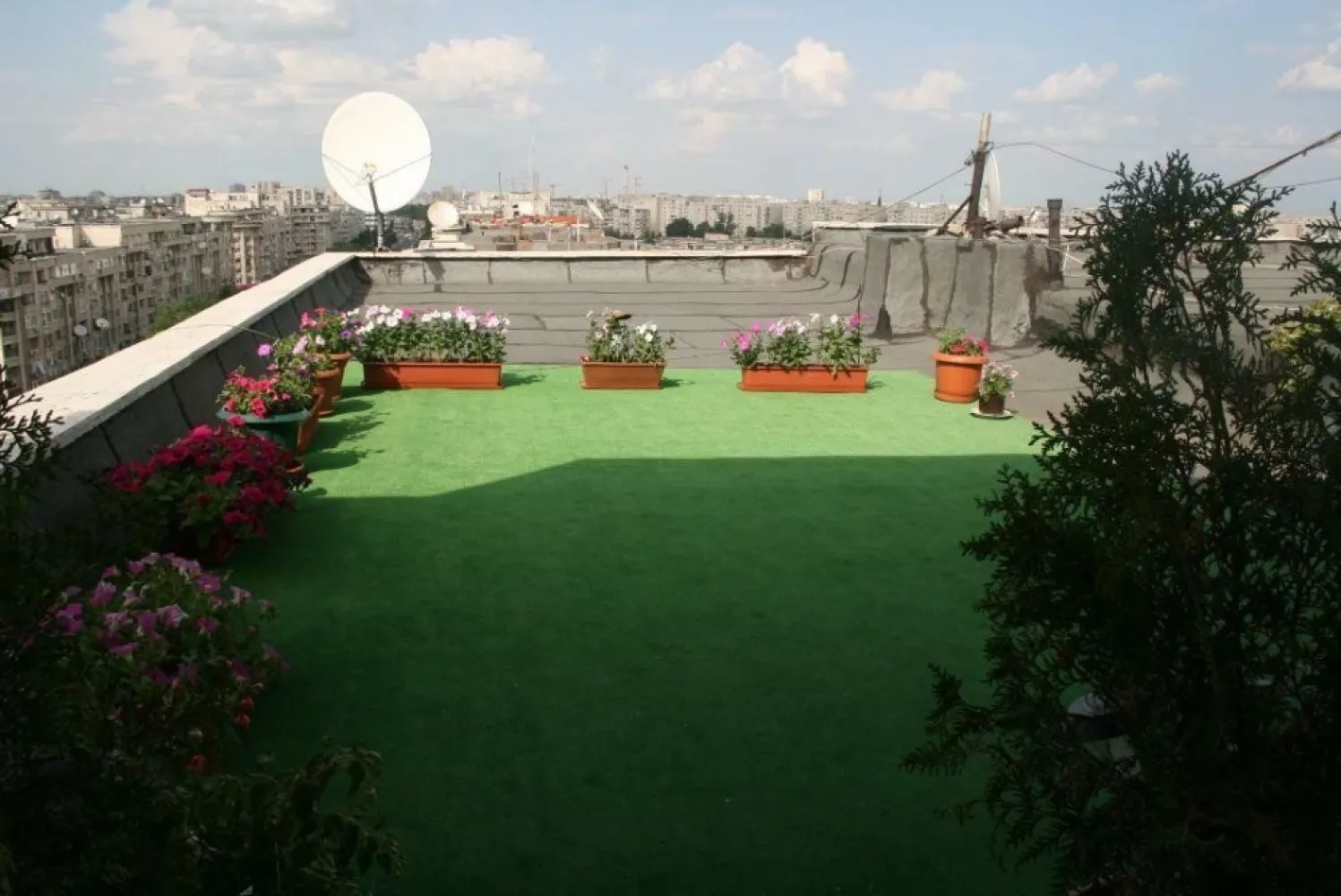 Penthouse, 6 cam, terasă, 160mp utili Piata Alba Iulia. - Apartament foarte spaţios şi luminos, curat, semimobilat, format din unirea a 2 apartamente (2 si 3 camere, plus dependinţe) cu intrare comuna, zona foarte buna pentru locuit sau birouri. 5 camere mari decomandate, un spaţiu central mare, multiple spaţii pentru depozitare/dressing. 

Acces unic la o terasă de 110 mp care poate fi amenajata. Vedere superbă împrejurimi.

Ideal pentru o familie cu copii, spaţiul permite şi amenajarea unui birou separat de restul casei pentru work for home.

Zona este verde şi are multiple facilităţi: magazine, clinici medicale, farmacii, bănci, săli de fitness, restaurante, spaţii generoase pentru promenada şi plimbare, străzile şi aleile au fost recent renovate de primărie, parcare publică generoasă chiar în faţa blocului.

150 mp utili in proprietate conform acte cadastrale, total mp utili aproximativ 160. 
Boxă mare la subsol, în folosinţă.