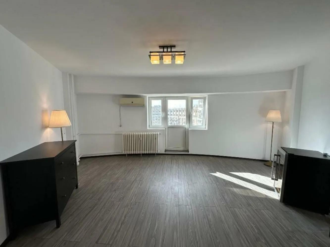 Penthouse, 6 cam, terasă, 160mp utili Piata Alba Iulia. - Apartament foarte spaţios şi luminos, curat, semimobilat, format din unirea a 2 apartamente (2 si 3 camere, plus dependinţe) cu intrare comuna, zona foarte buna pentru locuit sau birouri. 5 camere mari decomandate, un spaţiu central mare, multiple spaţii pentru depozitare/dressing. 

Acces unic la o terasă de 110 mp care poate fi amenajata. Vedere superbă împrejurimi.

Ideal pentru o familie cu copii, spaţiul permite şi amenajarea unui birou separat de restul casei pentru work for home.

Zona este verde şi are multiple facilităţi: magazine, clinici medicale, farmacii, bănci, săli de fitness, restaurante, spaţii generoase pentru promenada şi plimbare, străzile şi aleile au fost recent renovate de primărie, parcare publică generoasă chiar în faţa blocului.

150 mp utili in proprietate conform acte cadastrale, total mp utili aproximativ 160. 
Boxă mare la subsol, în folosinţă.
