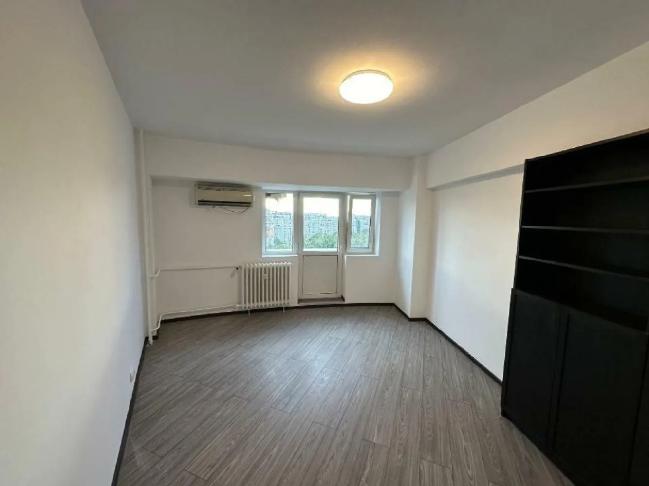 Penthouse, 6 cam, terasă, 160mp utili Piata Alba Iulia. - Apartament foarte spaţios şi luminos, curat, semimobilat, format din unirea a 2 apartamente (2 si 3 camere, plus dependinţe) cu intrare comuna, zona foarte buna pentru locuit sau birouri. 5 camere mari decomandate, un spaţiu central mare, multiple spaţii pentru depozitare/dressing. 

Acces unic la o terasă de 110 mp care poate fi amenajata. Vedere superbă împrejurimi.

Ideal pentru o familie cu copii, spaţiul permite şi amenajarea unui birou separat de restul casei pentru work for home.

Zona este verde şi are multiple facilităţi: magazine, clinici medicale, farmacii, bănci, săli de fitness, restaurante, spaţii generoase pentru promenada şi plimbare, străzile şi aleile au fost recent renovate de primărie, parcare publică generoasă chiar în faţa blocului.

150 mp utili in proprietate conform acte cadastrale, total mp utili aproximativ 160. 
Boxă mare la subsol, în folosinţă.