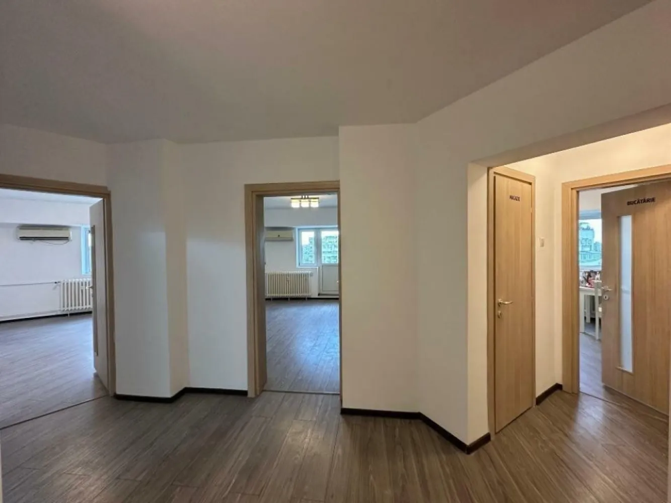 Penthouse, 6 cam, terasă, 160mp utili Piata Alba Iulia. - Apartament foarte spaţios şi luminos, curat, semimobilat, format din unirea a 2 apartamente (2 si 3 camere, plus dependinţe) cu intrare comuna, zona foarte buna pentru locuit sau birouri. 5 camere mari decomandate, un spaţiu central mare, multiple spaţii pentru depozitare/dressing. 

Acces unic la o terasă de 110 mp care poate fi amenajata. Vedere superbă împrejurimi.

Ideal pentru o familie cu copii, spaţiul permite şi amenajarea unui birou separat de restul casei pentru work for home.

Zona este verde şi are multiple facilităţi: magazine, clinici medicale, farmacii, bănci, săli de fitness, restaurante, spaţii generoase pentru promenada şi plimbare, străzile şi aleile au fost recent renovate de primărie, parcare publică generoasă chiar în faţa blocului.

150 mp utili in proprietate conform acte cadastrale, total mp utili aproximativ 160. 
Boxă mare la subsol, în folosinţă.