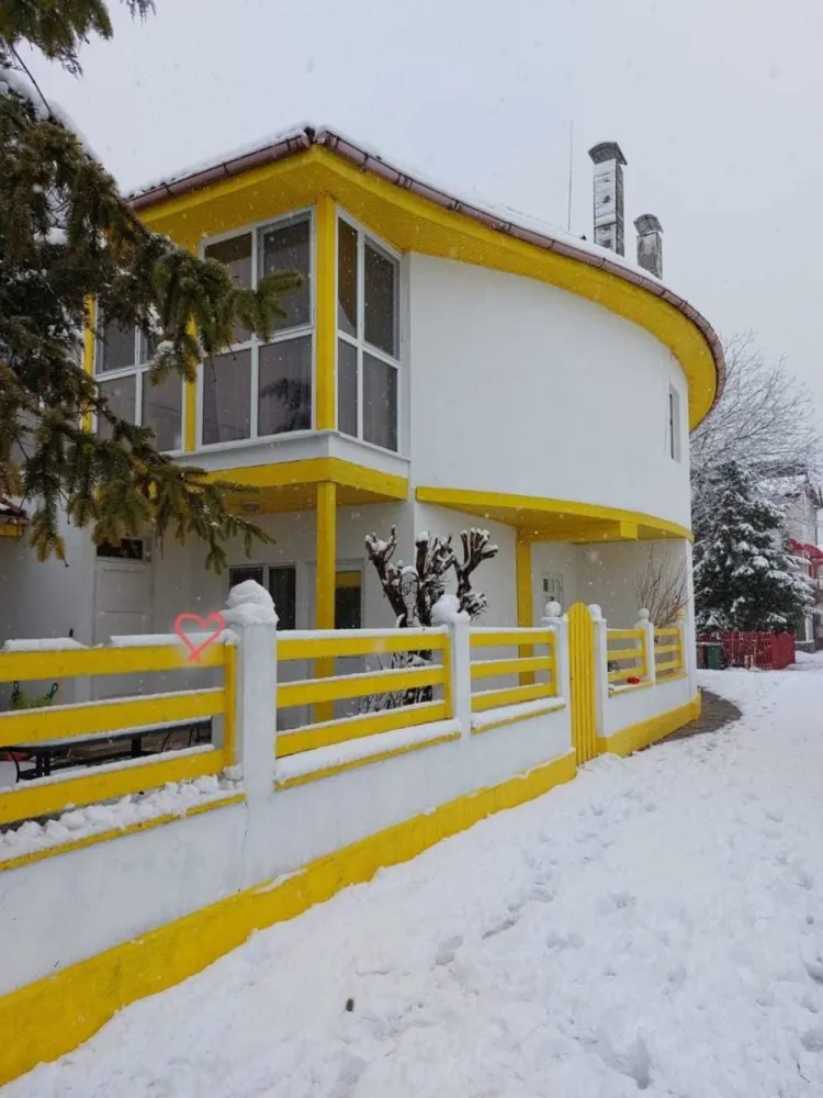 Vila cu ponton la lacul Snagov - Agenția imobiliara BRASADAS vinde vila P+1 in Izvorani, Ilfov, avand o suprafata de 160 m.p., cu iesire si ponton la lacul Snagov. Casa este amplasata in zona Padurii Snagov si a Comitetului Olimpic si Sportiv Roman. Zona este superba si extrem de linistita. Puteti avea propria delta, la mai putin de 30 de minute de Mall Baneasa si la aproximativ 10 minute fata de Corbeanca. Pontonul este foarte mare si se afla in coproprietate cu 4 familii vecine. Vila poate fi folosita atat ca si casa de vacanta, cat si ca locuinta permanenta. Vecini VIP.