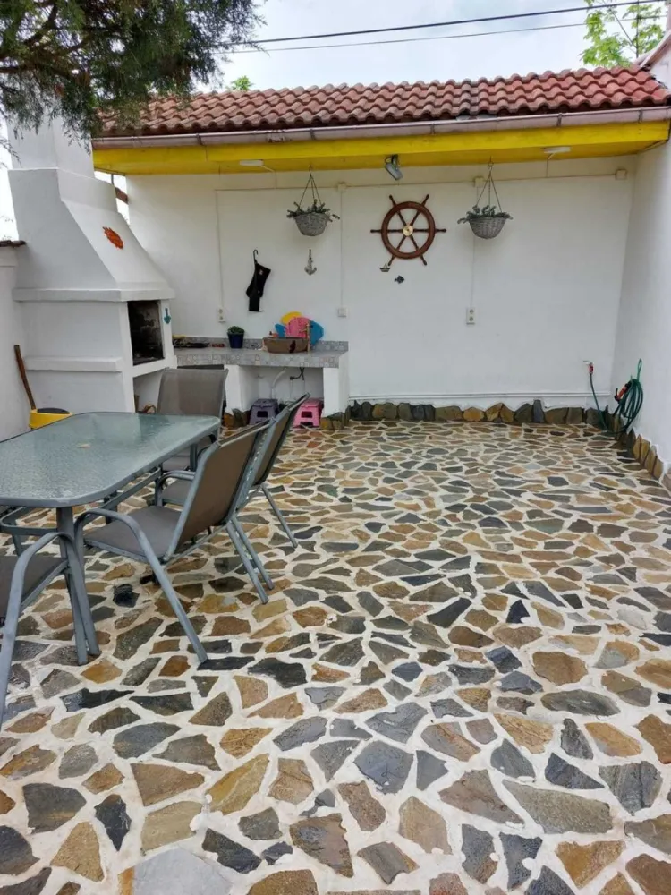 Vila cu ponton la lacul Snagov - Agenția imobiliara BRASADAS vinde vila P+1 in Izvorani, Ilfov, avand o suprafata de 160 m.p., cu iesire si ponton la lacul Snagov. Casa este amplasata in zona Padurii Snagov si a Comitetului Olimpic si Sportiv Roman. Zona este superba si extrem de linistita. Puteti avea propria delta, la mai putin de 30 de minute de Mall Baneasa si la aproximativ 10 minute fata de Corbeanca. Pontonul este foarte mare si se afla in coproprietate cu 4 familii vecine. Vila poate fi folosita atat ca si casa de vacanta, cat si ca locuinta permanenta. Vecini VIP.