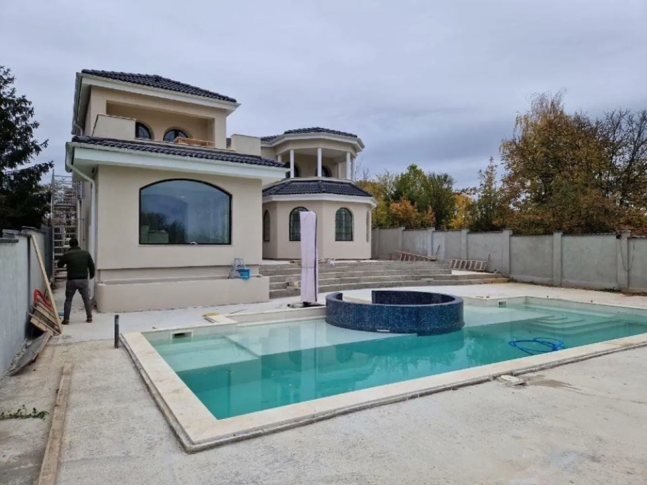 Vis mediteranean pe lacul Snagov - Izvorani - Casa S+P+1E situata in Izvorani pe malul lacului Snagov, suprafaţa construită 375 mp, amplasată pe un teren în suprafaţă de 2142 mp. cu deschidere la lac de 20 m.
Proprietatea dispune aditional si o casa pe lac/ponton de 28mp (complet mobilata) cu baie proprie, incalzire electrica, aer conditionat.
Pontonul are o suprafata de 149mp.
Piscina are un design unic dispunand de o zona de sezlonguri in apa, zona fireplace in interiorul piscinei, zona jacuzzi (6 locuri), zona piscina copii/cascada, încălzire şi sistem filtrare pe bază de sare. Suprafata totala piscina: 84mp(12m*7m).
Viitorul proprietar va trebui sa amenajeze grădina şi să paveze curtea..
La interior se lucrează la finisaje, casa urmând a se vinde nemobilată.