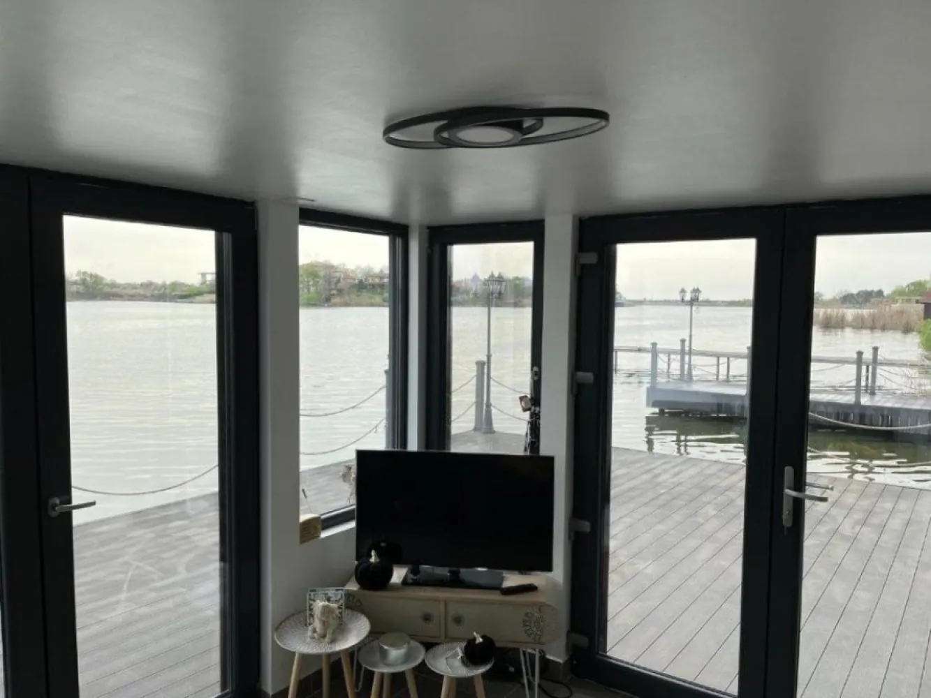 Vis mediteranean pe lacul Snagov - Izvorani - Casa S+P+1E situata in Izvorani pe malul lacului Snagov, suprafaţa construită 375 mp, amplasată pe un teren în suprafaţă de 2142 mp. cu deschidere la lac de 20 m.
Proprietatea dispune aditional si o casa pe lac/ponton de 28mp (complet mobilata) cu baie proprie, incalzire electrica, aer conditionat.
Pontonul are o suprafata de 149mp.
Piscina are un design unic dispunand de o zona de sezlonguri in apa, zona fireplace in interiorul piscinei, zona jacuzzi (6 locuri), zona piscina copii/cascada, încălzire şi sistem filtrare pe bază de sare. Suprafata totala piscina: 84mp(12m*7m).
Viitorul proprietar va trebui sa amenajeze grădina şi să paveze curtea..
La interior se lucrează la finisaje, casa urmând a se vinde nemobilată.