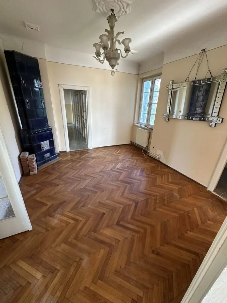 Proprietar vand apartament decomandat Unirii 5 camere - PROPRIETAR: vand apartament de 5 camere (4 dormitoare + living) in suprafata totala de 120 mp et2/3+M plus boxa de 20 mp la subsol. Ap este decomandat 

Blocul este format din 5 apartamente fiecare fiind pe cate un etaj ceea ce il face sa fie foarte linistit, se dispune de o curte interioara comuna cu celelalte 4 apartamente. 

In living (15,6 m2) si in 2 dormitoare se pot instala seminee daca se doreste deoarece hornul acestora este deja functional.

Bucataria are o suprafata de 11.5 m2 fiind recent renovata.

Baia principala are 5.4 m2 si este prevazuta cu cada si geam pt aerisire fiind renovate.
Baia de serviciu are si aceasta geam.

Dormitoarele au urmatoarele suprafete : 23, 21, 12.6 si 10.5 m2 in cele doua de peste 20m2 se poate instala semineu.
3dormitoare sunt orientate pe SUD iar 1 pe Nord-Est

Incalzirea se realizeaza cu centrala de apartament + calorifere

Pentru mai multe detalii ma puteti contacta telefonic la nr din anunt.
