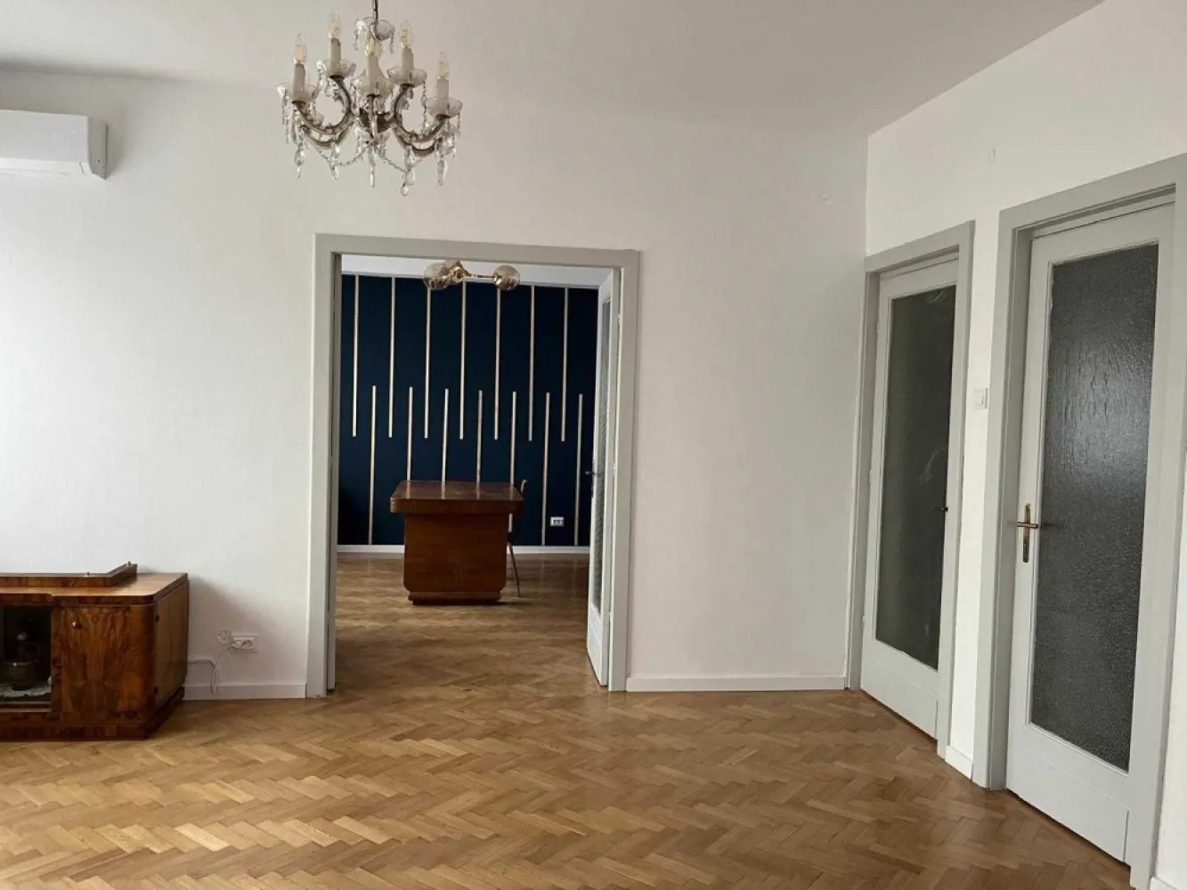 Apartament fermecător și luminos în zona Unirii – 75 mp - Descoperiți o oportunitate unică de a deține un apartament frumos pe strada Parfumului, cu 3 camere plus o cameră de serviciu în inima Bucureștiului, situat în zona Unirii. Acest apartament spațios de 75 mp este inundat de lumină naturală și a fost renovat meticulos pentru a combina farmecul clasic cu confortul modern.

Caracteristici cheie:
- Locație centrală de top: Situat în zona Unirii, veți fi în epicentrul Bucureștiului, cu acces ușor la toate atracțiile majore, magazine, restaurante și transport public.
- Renovare recentă: Apartamentul beneficiază de renovare recenta , iluminat modern și o bucătărie complet renovată, echipată cu electrocasnice noi, inclusiv un aparat de aer condiționat, centrală termică și mașină de spălat cu uscator.
- Podea din lemn clasic: Podeaua din lemn adaugă căldură și caracter, completând perfect actualizările moderne.
- Spațios și luminos: Planul generos include 3 camere plus o cameră de serviciu ce poate deservi ca birou sau dressing, 2 balcoane, 2 boxe oferind spațiu amplu pentru o locuire confortabilă. Ferestrele mari asigură o luminozitate excelentă în întregul apartament.

Vă rugăm să rețineți că clădirea este construită în anul 1946 si este intr-o stare foarte buna fatada fiind renovata recent. Acest aspect este reflectat în preț, oferind o oportunitate incredibilă pentru cumpărătorii cu plata în numerar să investească într-o locație de top la un preț competitiv.