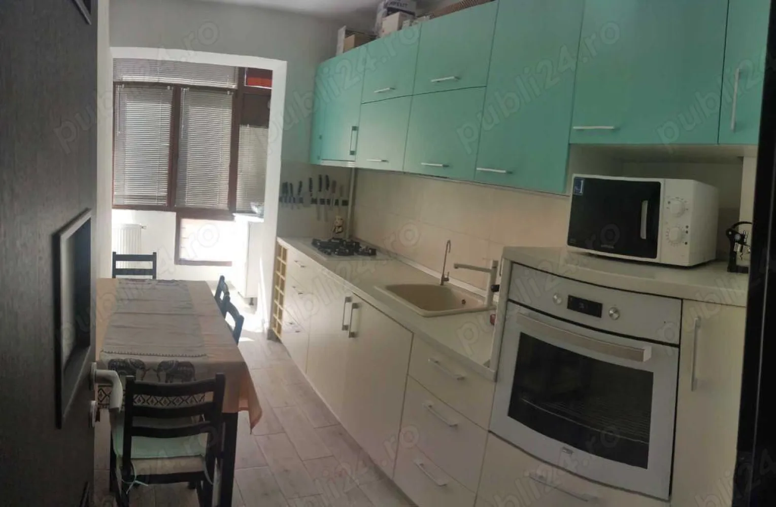 Apartament 3 camere Confort Urban - Apartamentul se vinde complet utilat şi mobilat. Dispune de 3 balcoane , dintre care 2 închise, 2 bai , centrala proprie, aer condiţionat, radiatoare cu termostat, mașina de spălat vase, uscător de rufe. 

Baile sunt echipate cu rezervoare îngropate, obiecte sanitare premium. 

Situat la etajul 5 , apartamentul are suprafaţa de 81 mp.
Se află într-un cartier in continua dezvoltare, dispune de parc , supermarketuri Mega Image, LIDL.
Autobuzul 117 are statie in complex şi ajunge la piata Unirii in 20 min. 
In apropiere sunt scoli , grădiniţe de stat şi private.