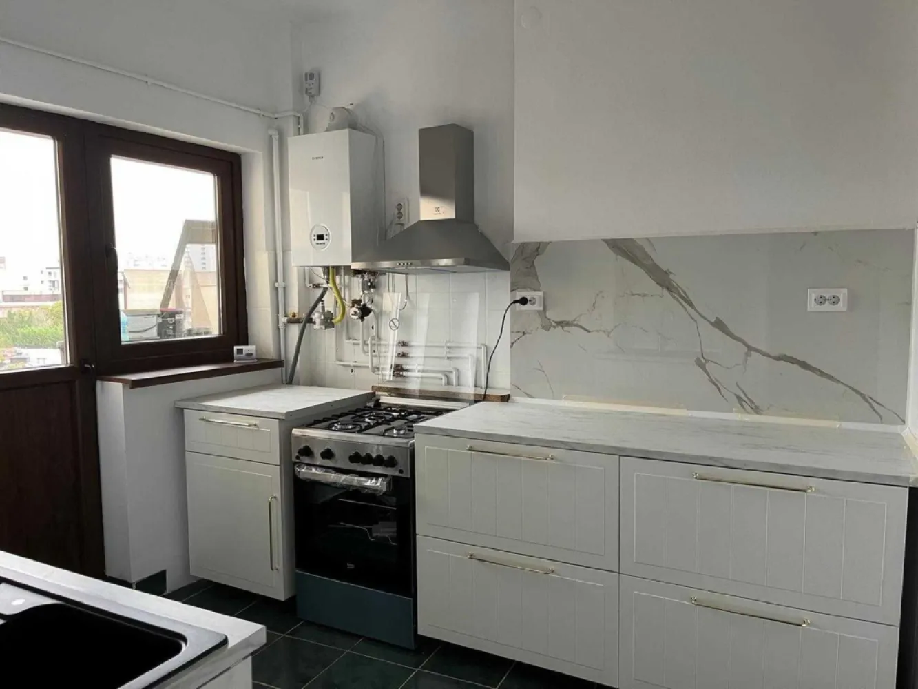 Apartament fermecător și luminos în zona Unirii – 75 mp - Descoperiți o oportunitate unică de a deține un apartament frumos pe strada Parfumului, cu 3 camere plus o cameră de serviciu în inima Bucureștiului, situat în zona Unirii. Acest apartament spațios de 75 mp este inundat de lumină naturală și a fost renovat meticulos pentru a combina farmecul clasic cu confortul modern.

Caracteristici cheie:
- Locație centrală de top: Situat în zona Unirii, veți fi în epicentrul Bucureștiului, cu acces ușor la toate atracțiile majore, magazine, restaurante și transport public.
- Renovare recentă: Apartamentul beneficiază de renovare recenta , iluminat modern și o bucătărie complet renovată, echipată cu electrocasnice noi, inclusiv un aparat de aer condiționat, centrală termică și mașină de spălat cu uscator.
- Podea din lemn clasic: Podeaua din lemn adaugă căldură și caracter, completând perfect actualizările moderne.
- Spațios și luminos: Planul generos include 3 camere plus o cameră de serviciu ce poate deservi ca birou sau dressing, 2 balcoane, 2 boxe oferind spațiu amplu pentru o locuire confortabilă. Ferestrele mari asigură o luminozitate excelentă în întregul apartament.

Vă rugăm să rețineți că clădirea este construită în anul 1946 si este intr-o stare foarte buna fatada fiind renovata recent. Acest aspect este reflectat în preț, oferind o oportunitate incredibilă pentru cumpărătorii cu plata în numerar să investească într-o locație de top la un preț competitiv.
