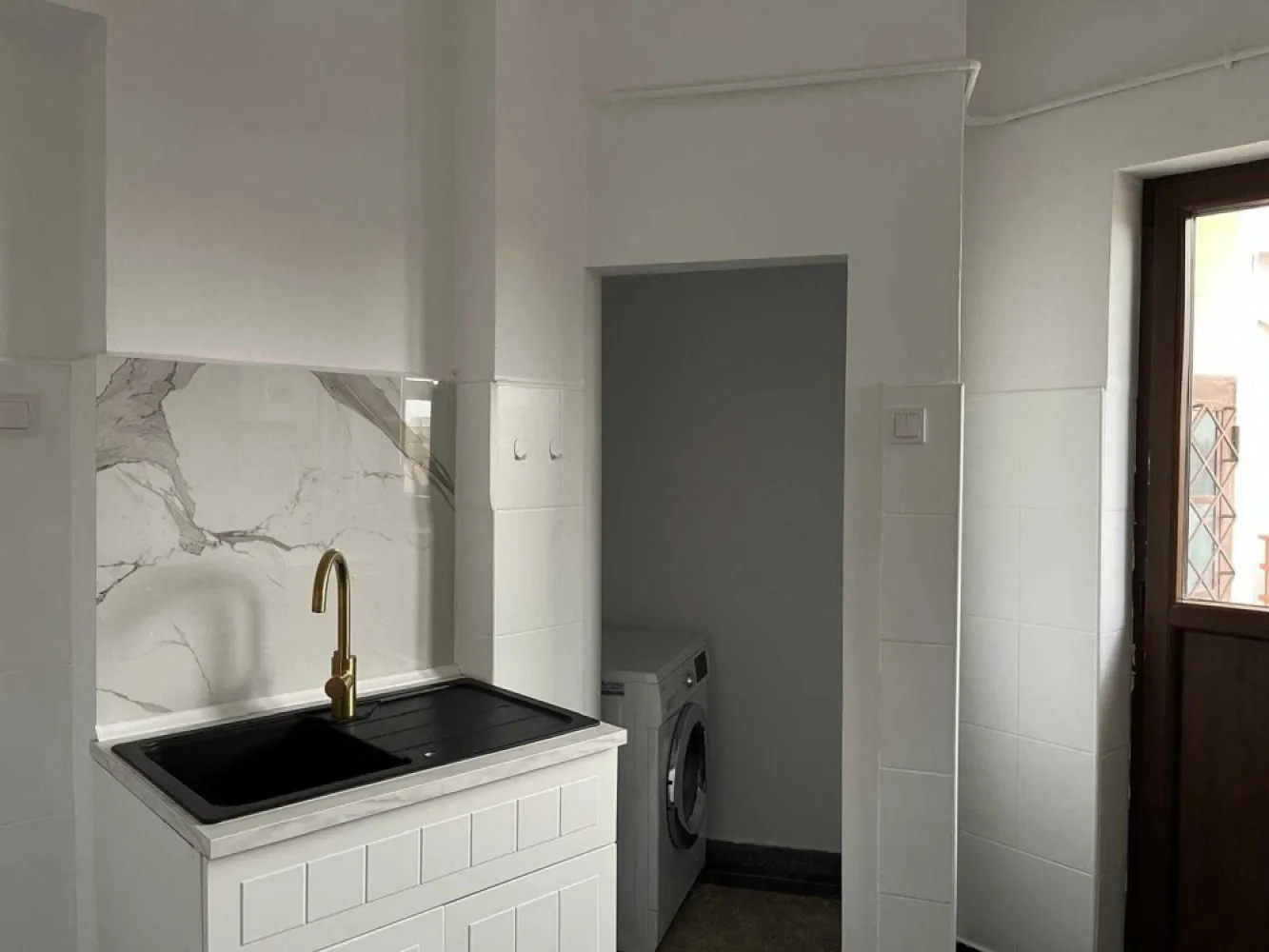 Apartament fermecător și luminos în zona Unirii – 75 mp - Descoperiți o oportunitate unică de a deține un apartament frumos pe strada Parfumului, cu 3 camere plus o cameră de serviciu în inima Bucureștiului, situat în zona Unirii. Acest apartament spațios de 75 mp este inundat de lumină naturală și a fost renovat meticulos pentru a combina farmecul clasic cu confortul modern.

Caracteristici cheie:
- Locație centrală de top: Situat în zona Unirii, veți fi în epicentrul Bucureștiului, cu acces ușor la toate atracțiile majore, magazine, restaurante și transport public.
- Renovare recentă: Apartamentul beneficiază de renovare recenta , iluminat modern și o bucătărie complet renovată, echipată cu electrocasnice noi, inclusiv un aparat de aer condiționat, centrală termică și mașină de spălat cu uscator.
- Podea din lemn clasic: Podeaua din lemn adaugă căldură și caracter, completând perfect actualizările moderne.
- Spațios și luminos: Planul generos include 3 camere plus o cameră de serviciu ce poate deservi ca birou sau dressing, 2 balcoane, 2 boxe oferind spațiu amplu pentru o locuire confortabilă. Ferestrele mari asigură o luminozitate excelentă în întregul apartament.

Vă rugăm să rețineți că clădirea este construită în anul 1946 si este intr-o stare foarte buna fatada fiind renovata recent. Acest aspect este reflectat în preț, oferind o oportunitate incredibilă pentru cumpărătorii cu plata în numerar să investească într-o locație de top la un preț competitiv.